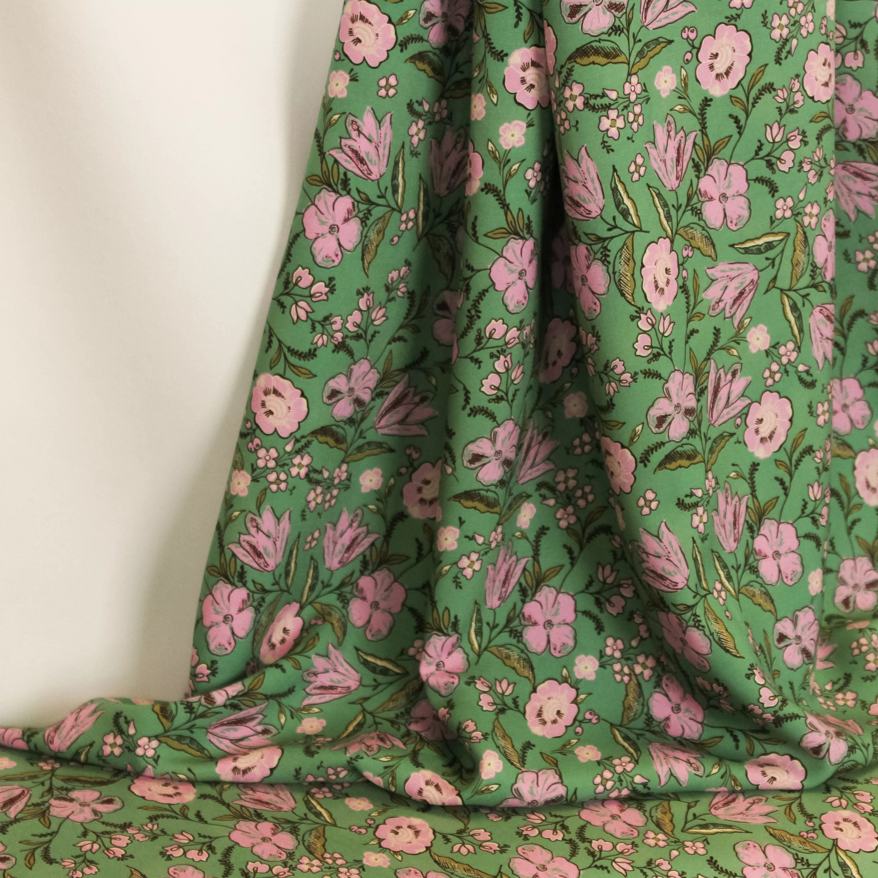 Groene viscose met roze bloemen van Atelier Jupe