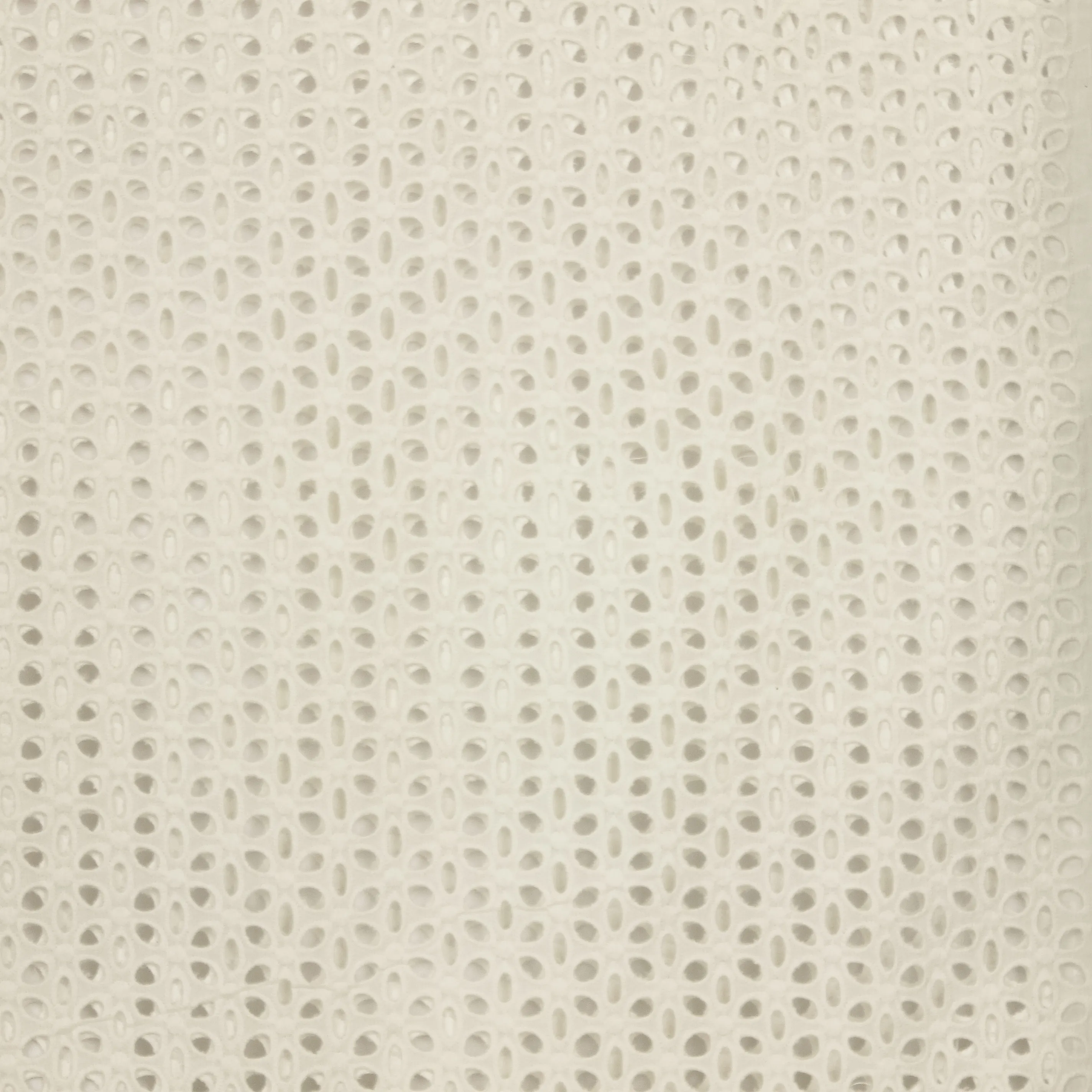 Witte katoenen broderie met open gewerkte bloemen