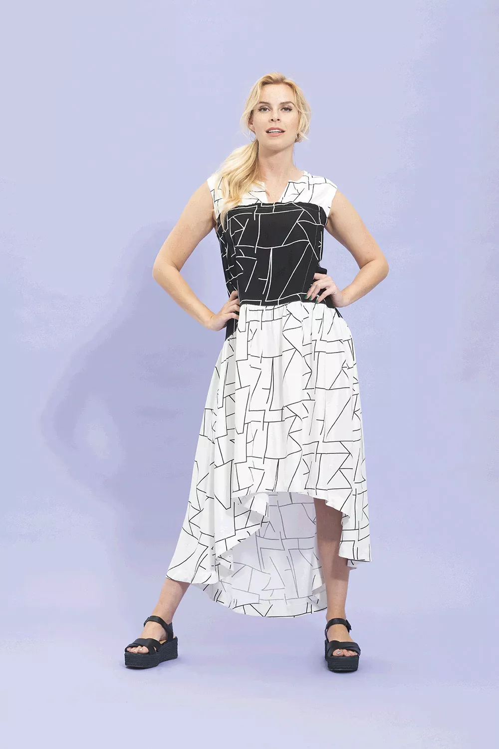 Witte viscose met zwarte abstracte lijnen patroon van Stitched by You