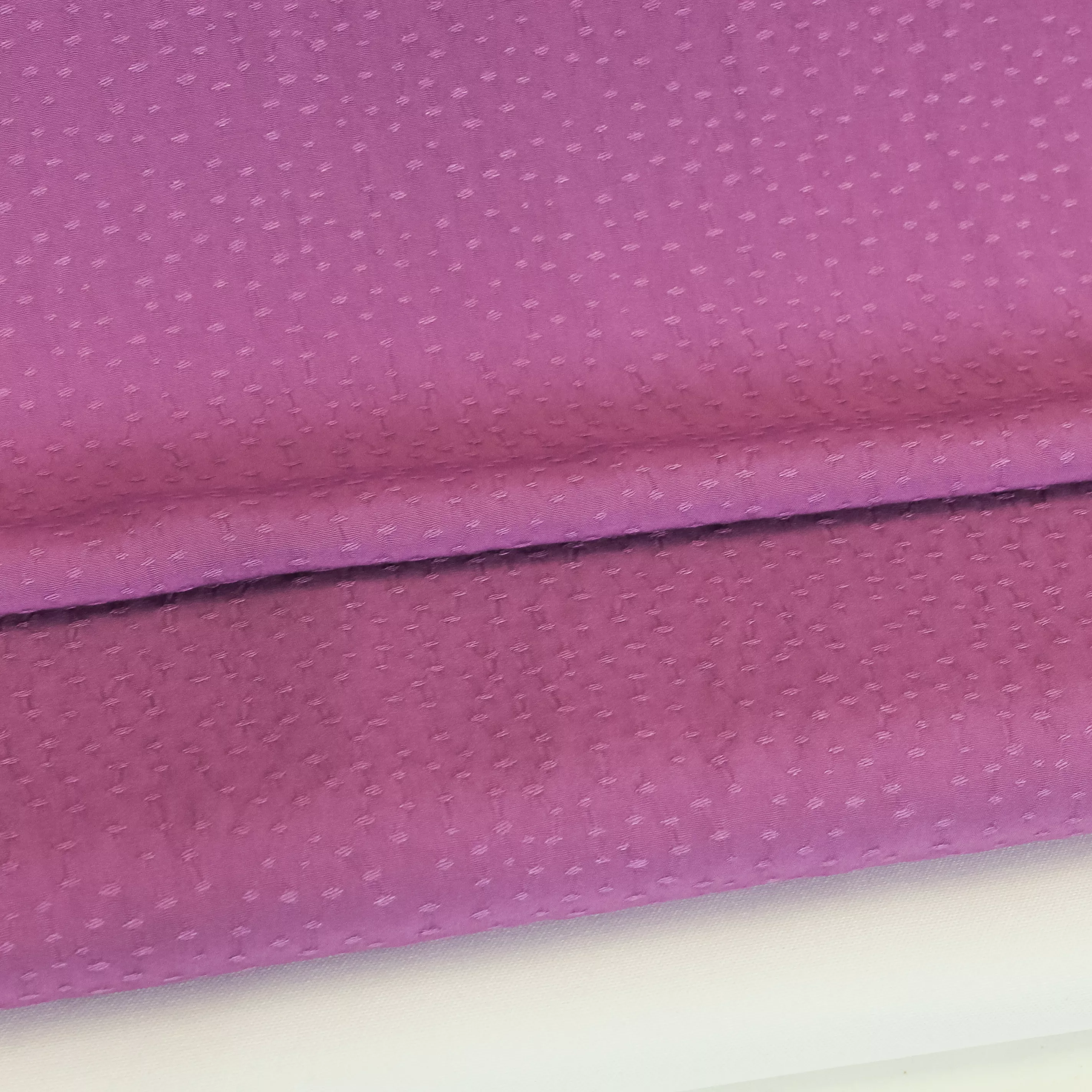 Paarse soepele viscose stipjes jacquard