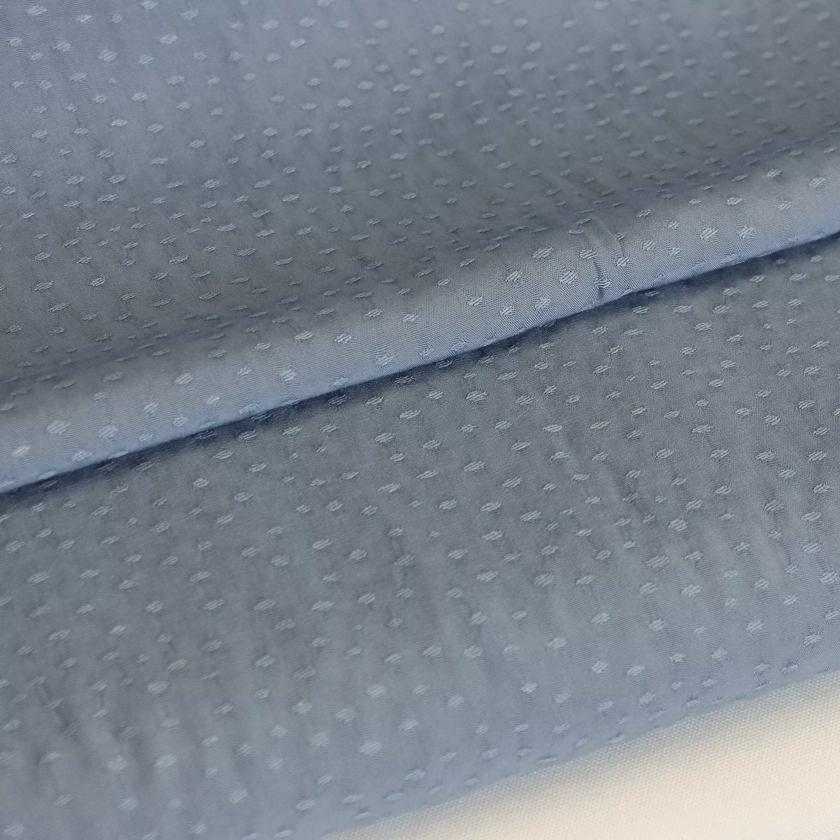 Blauwe soepele viscose stipjes jacquard