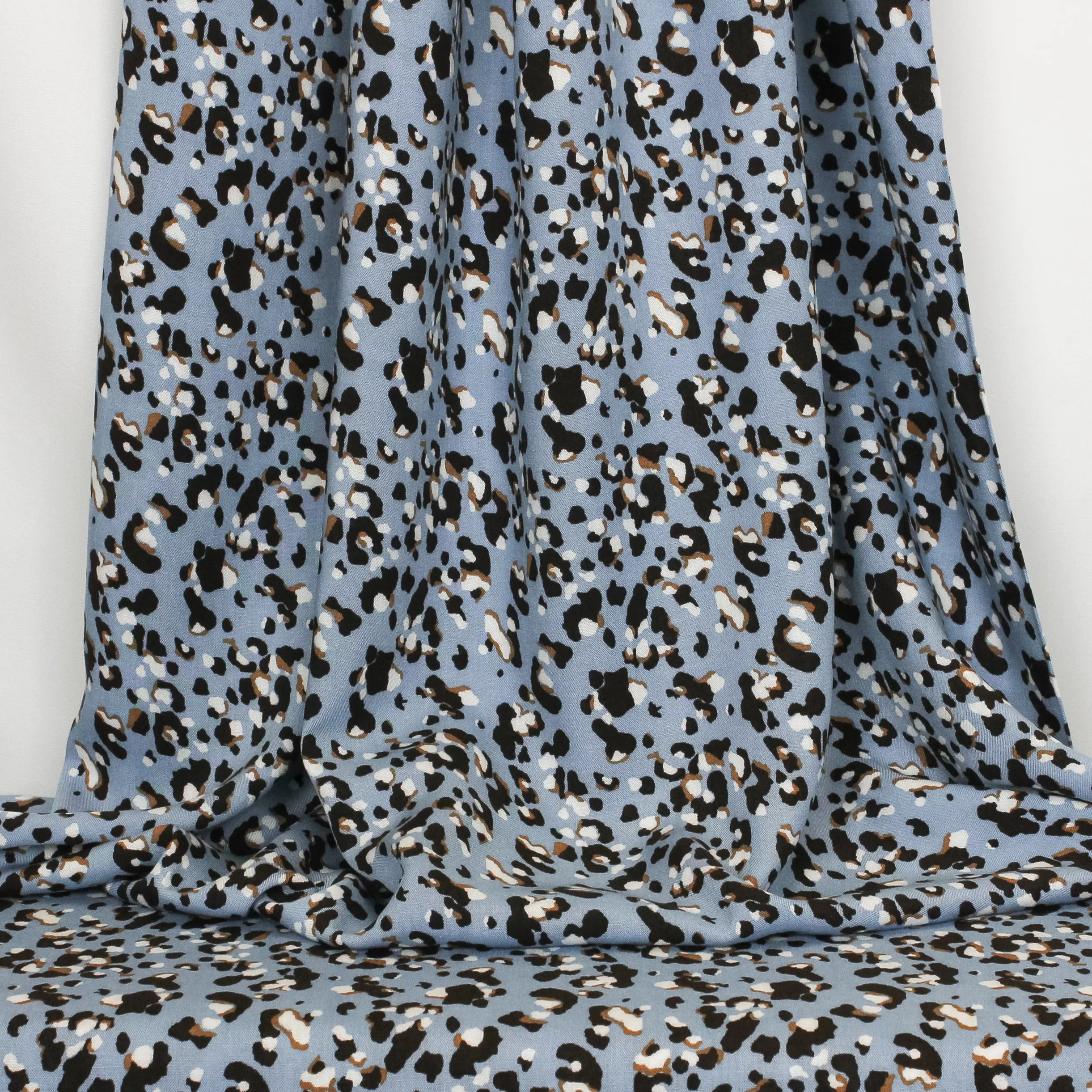 Dusty blue viscose met dierenprint/ panterprint