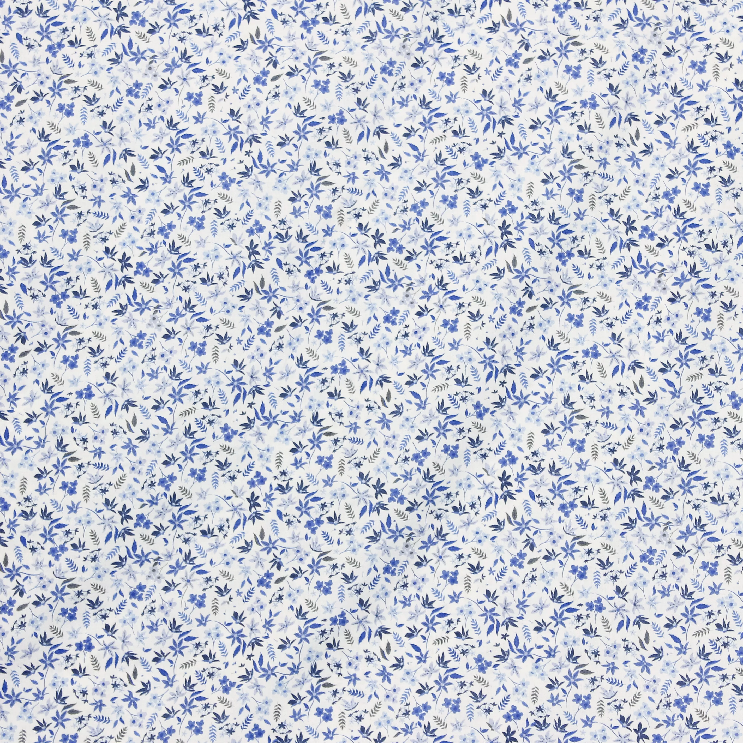 Fijne katoen wit met kleine blauwe bloemetjes en blaadjes 'Digital flower collection'