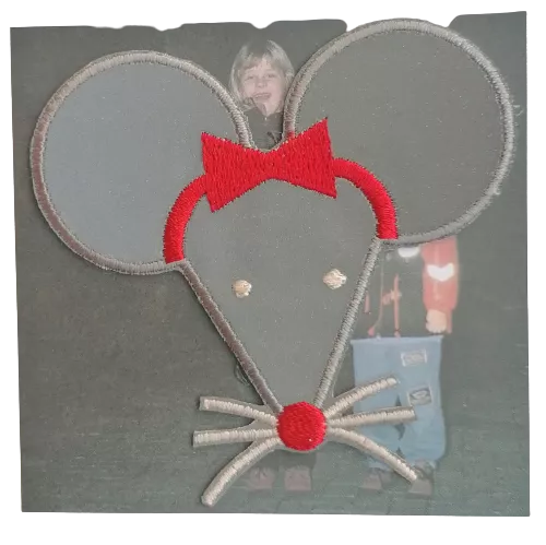 Opstrijkbare applicatie - grijze fluorescerende muis met rode strik - 8 x 7,6 cm