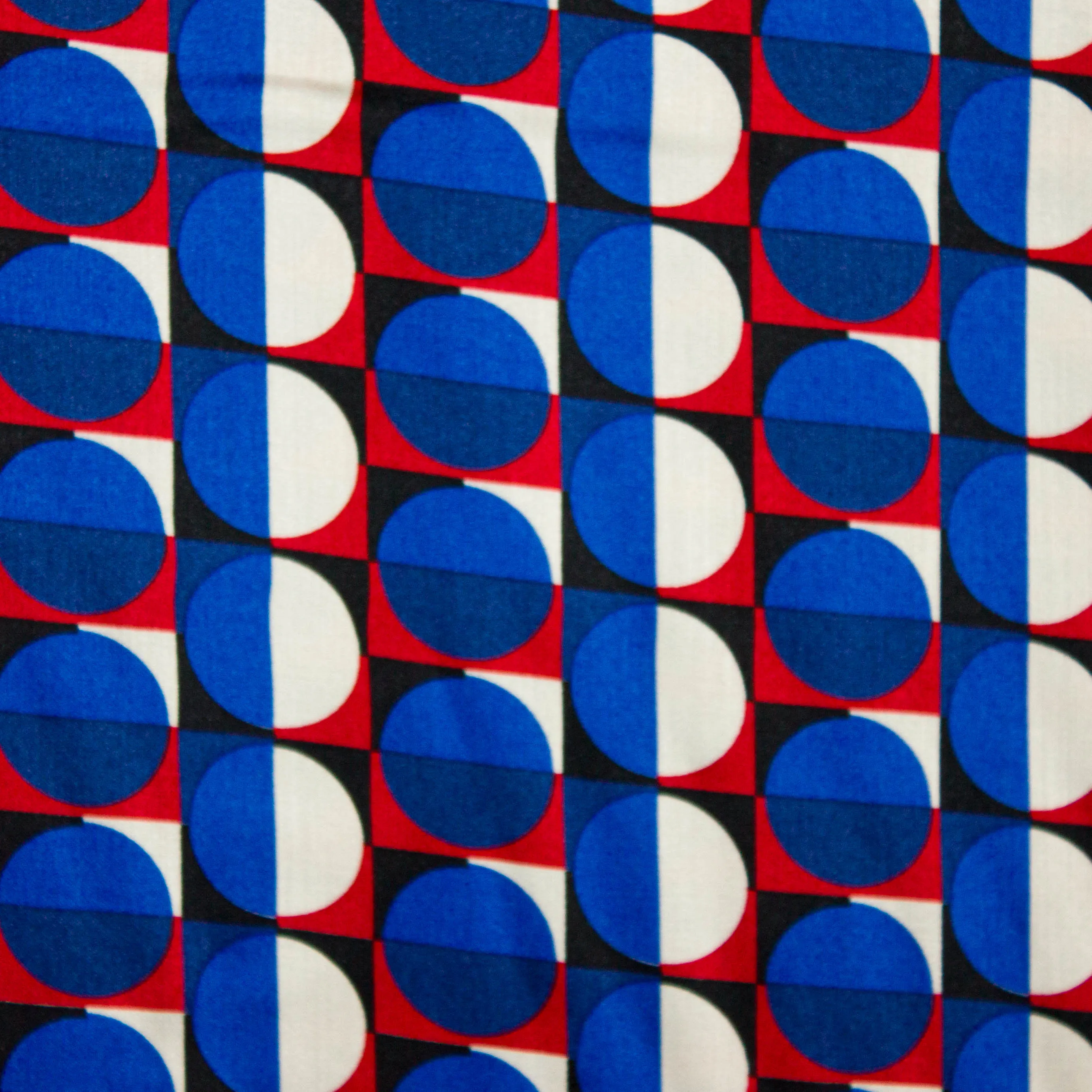Viscose satijn blauw / rood met abstract motief