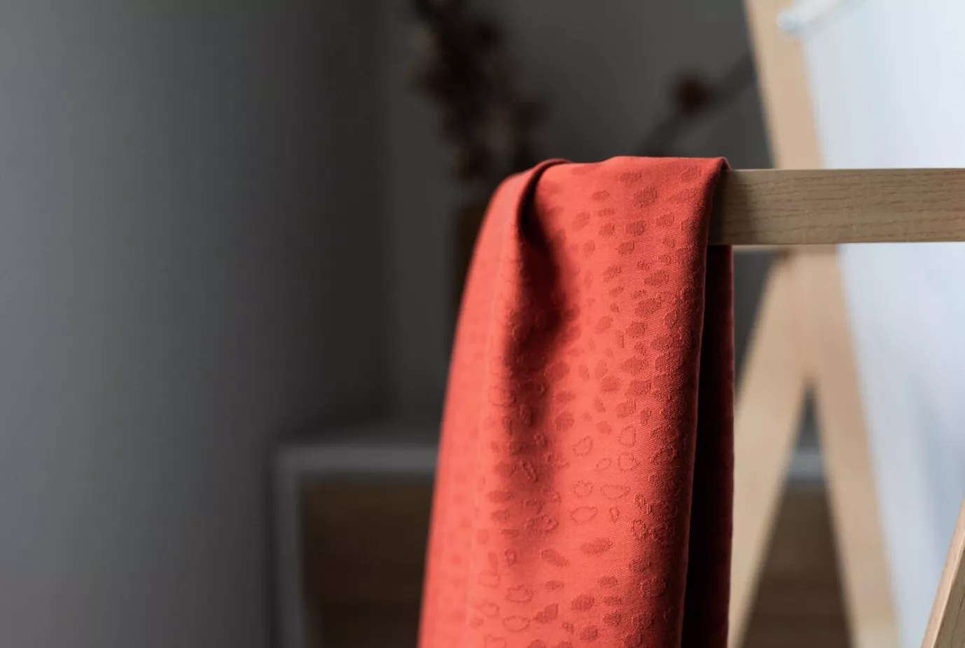 Rode licht rekbare tencel jacquard - 'cider' van Meet Milk