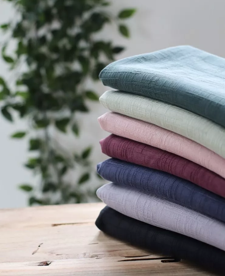 Groene licht rekbare tencel jacquard -  'grunge jacquard deep green' van Meet Milk