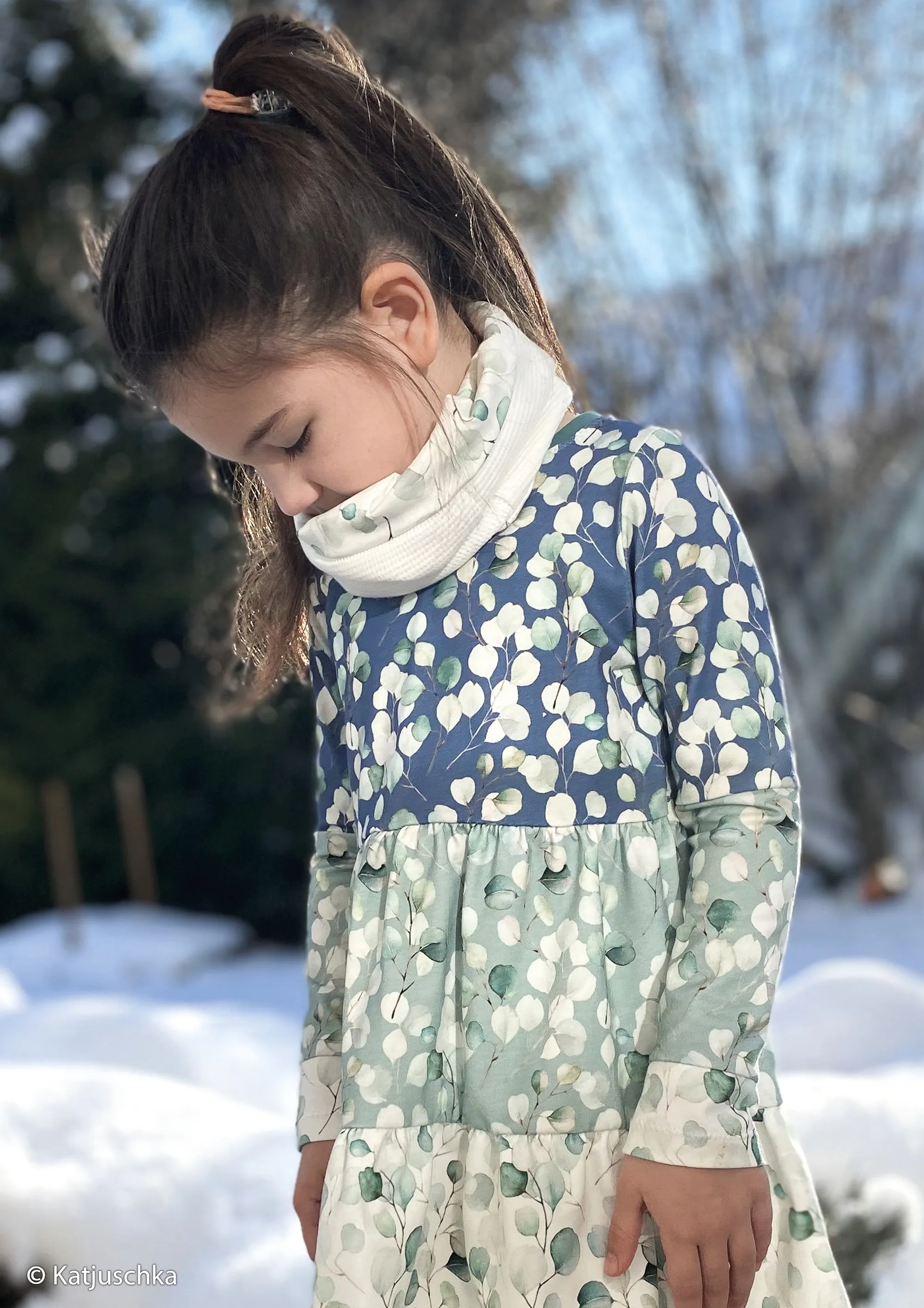 Blauwe tricot met bladeren en takjes 'Nora'