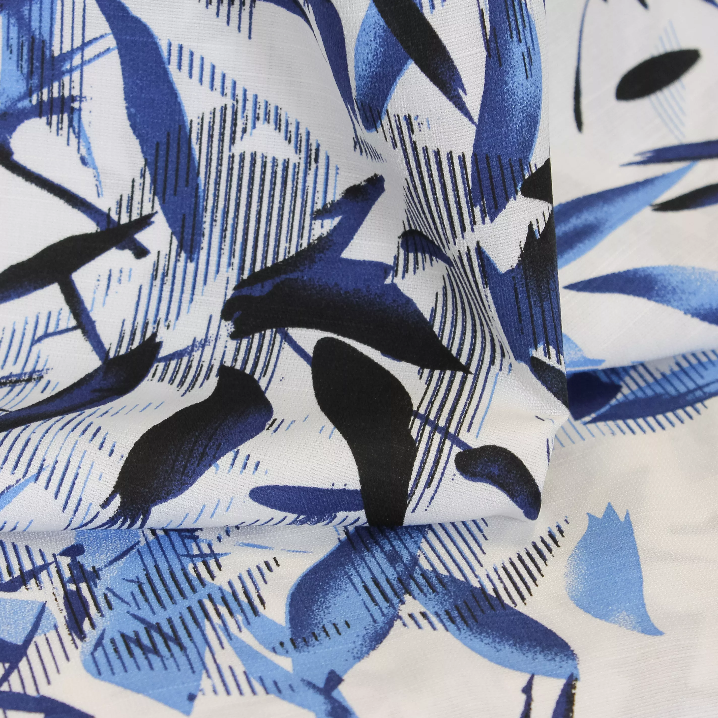 Witte polyester met blauwe bladeren - linnenstructuur