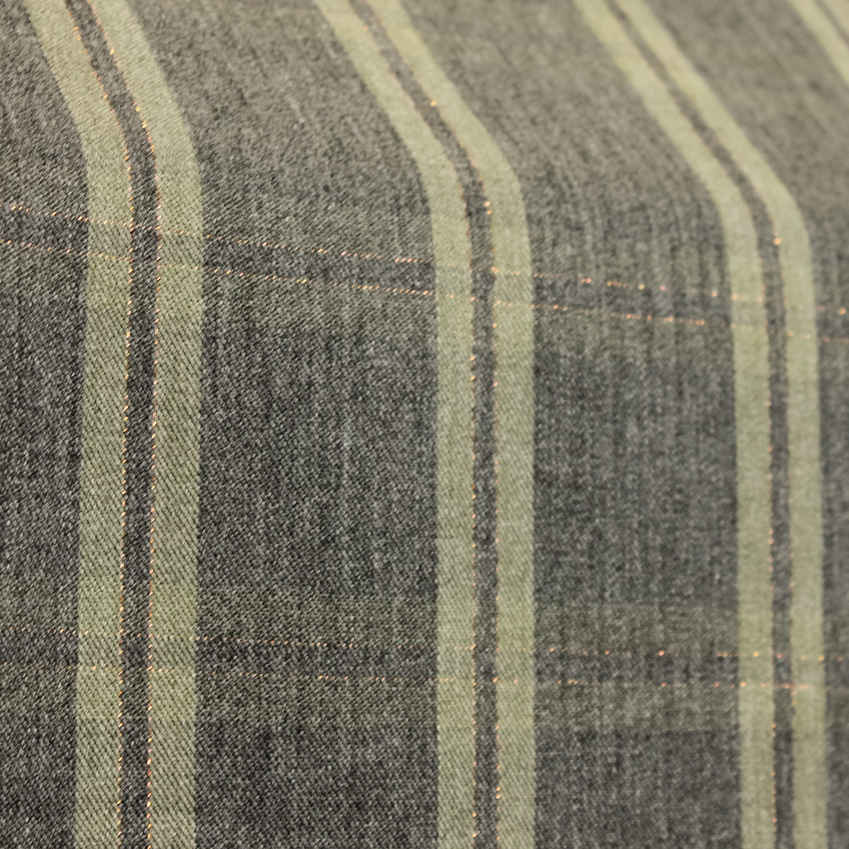 Viscose grijs met kaki strepen, subtiele glinstering