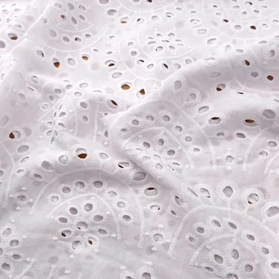 Katoen broderie gebroken wit bloemen