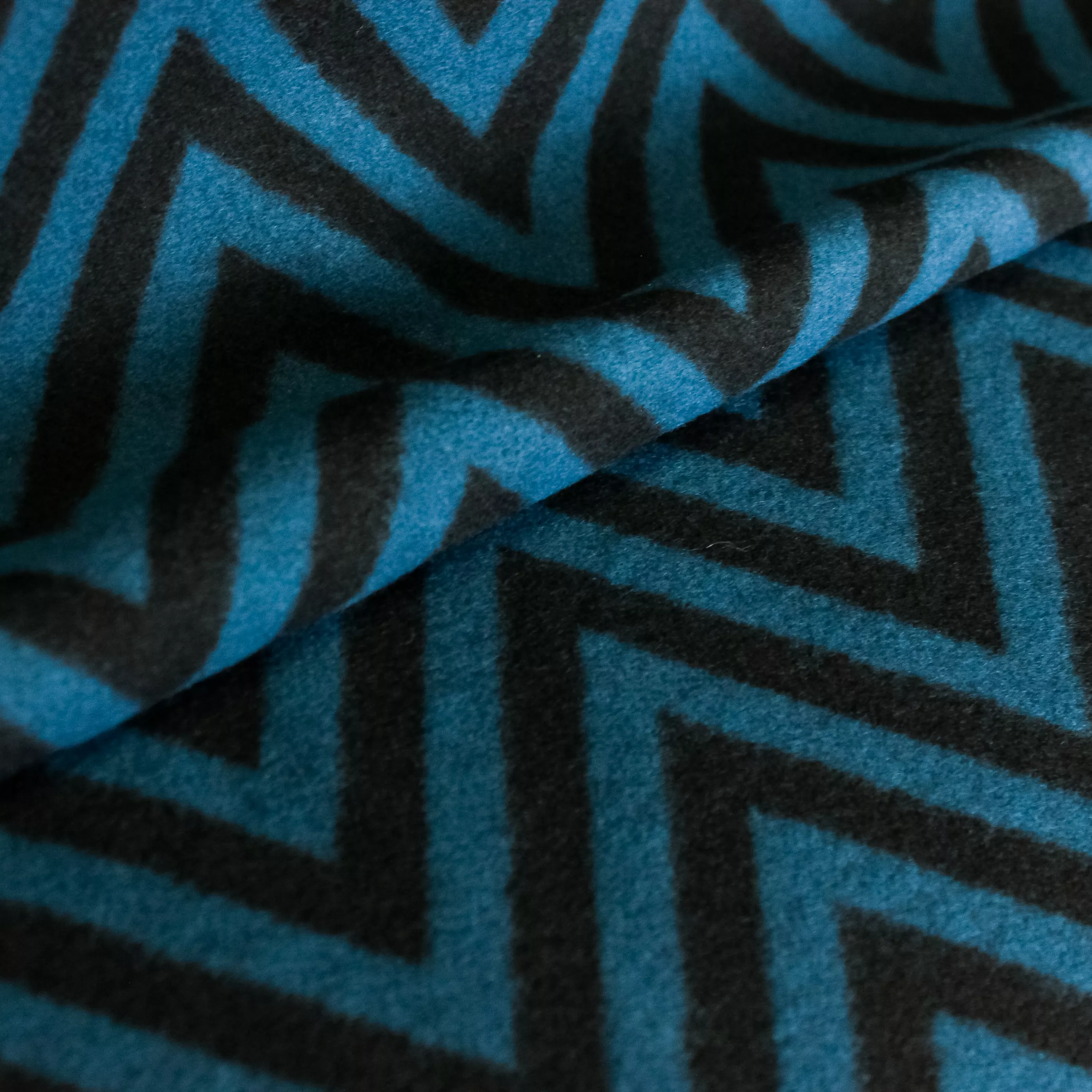 Polyester tricot blauw / zwart chevron patroon  - zachte voorzijde