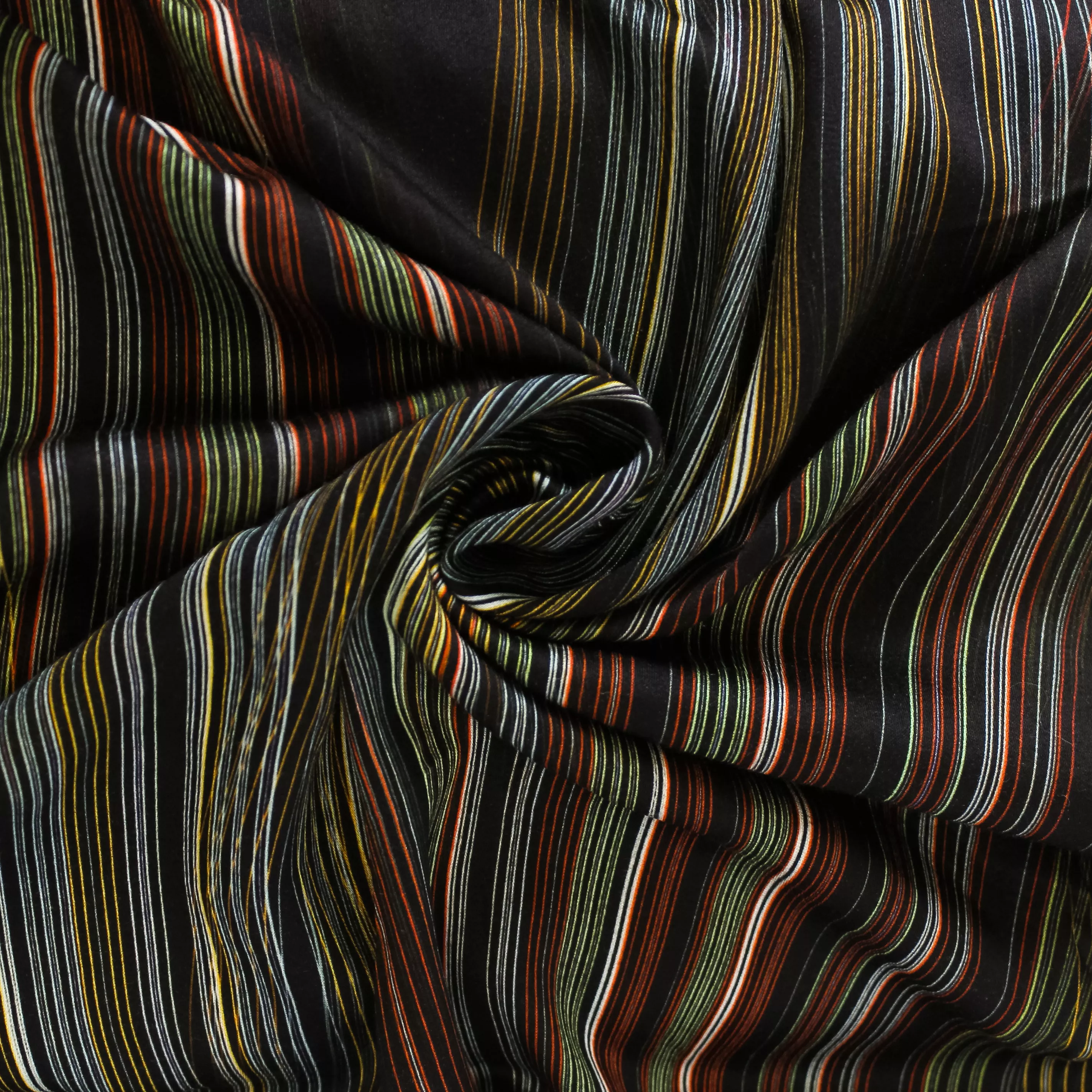Viscose zwart met gekleurde lijnen