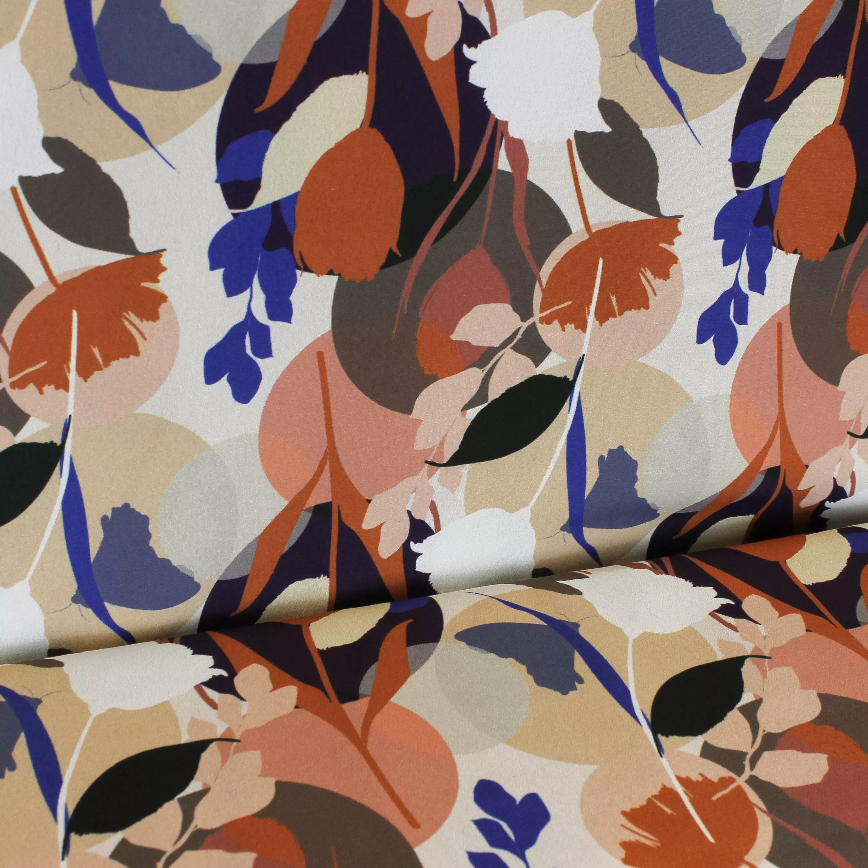 Soepel vallende polyester crêpe met abstracte bloemenprint