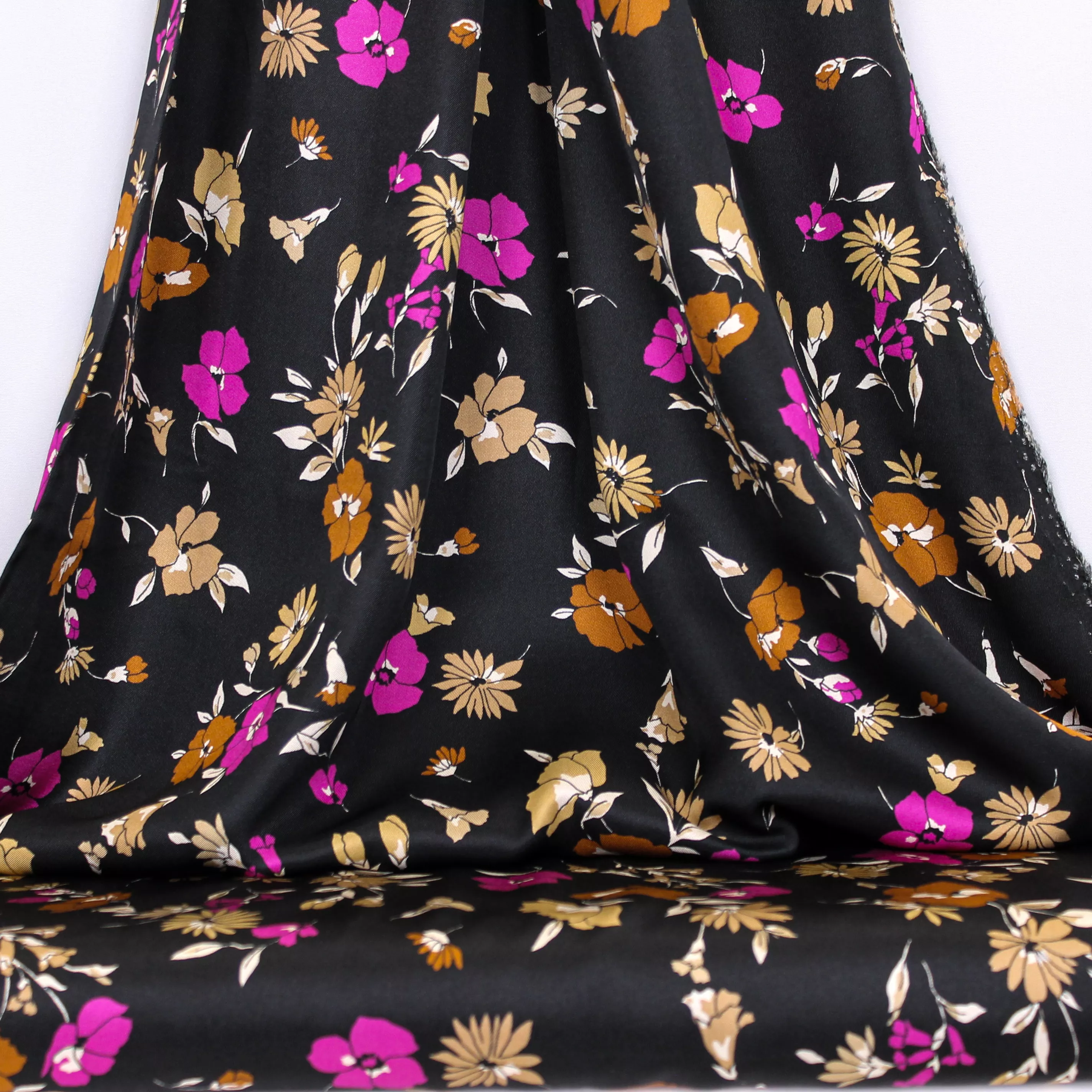 Zwarte polyester/viscose mengeling met bloemen