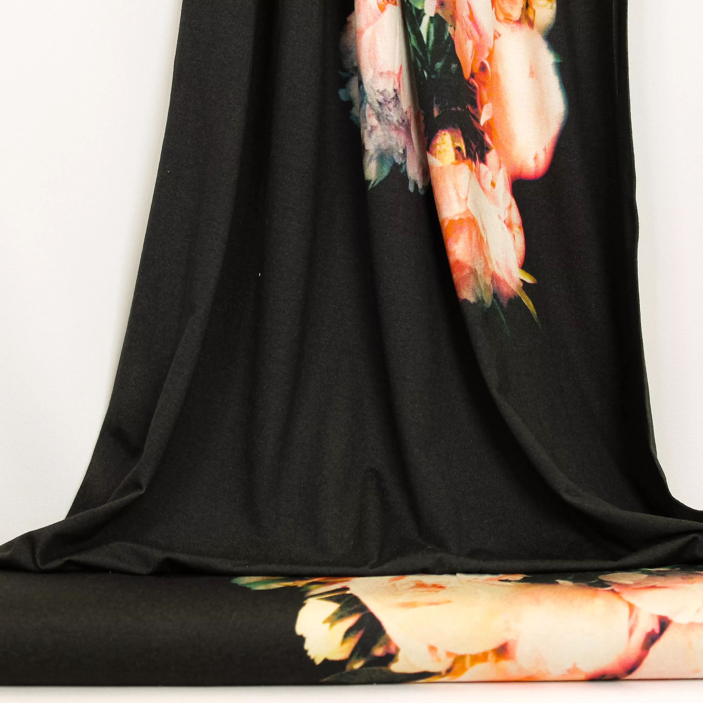 Zwarte rekbare rayon met bloemen