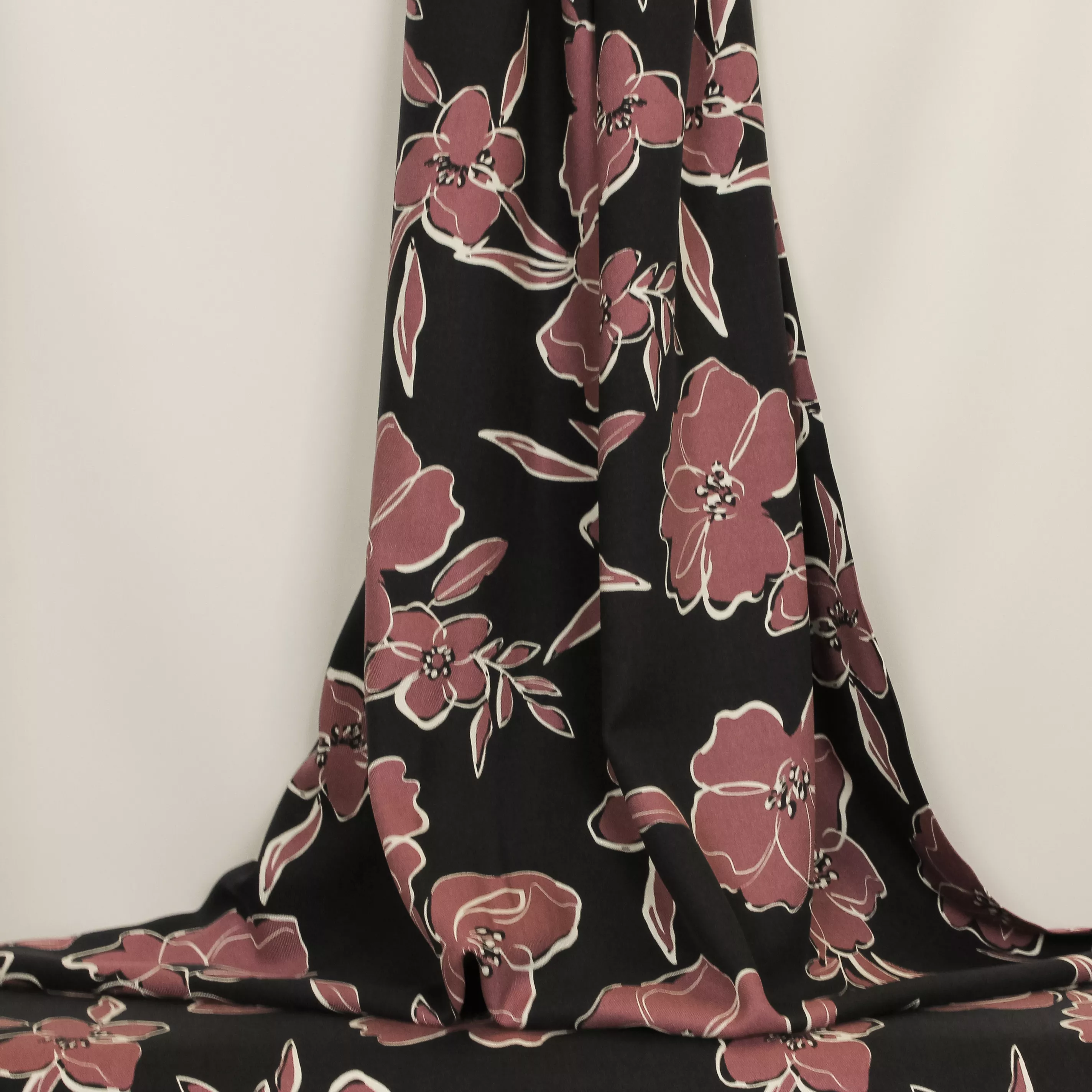 Viscose twill zwart met aubergine bloemen