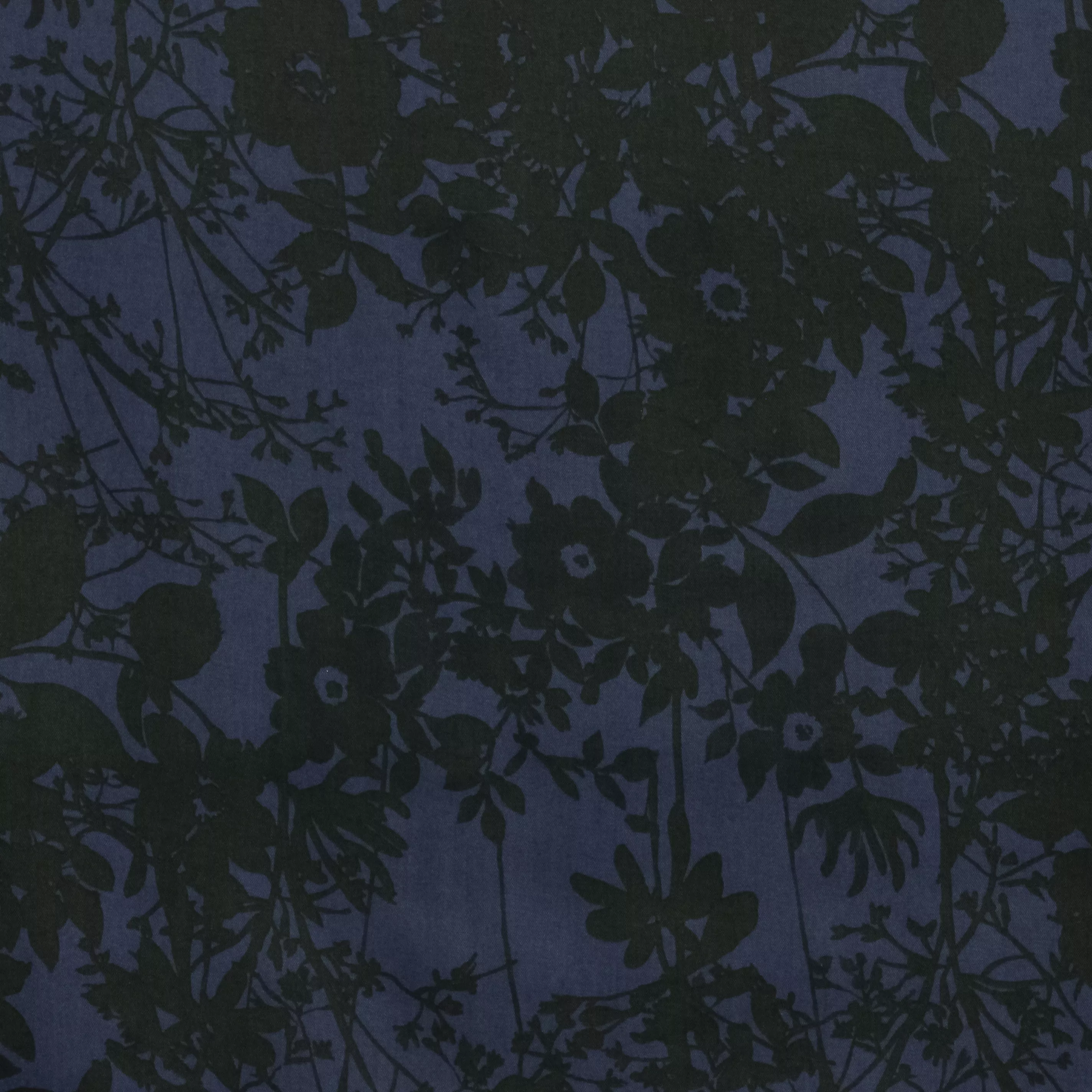 Tencel donkerblauw met zwarte takken en bloemen - Stitched By You