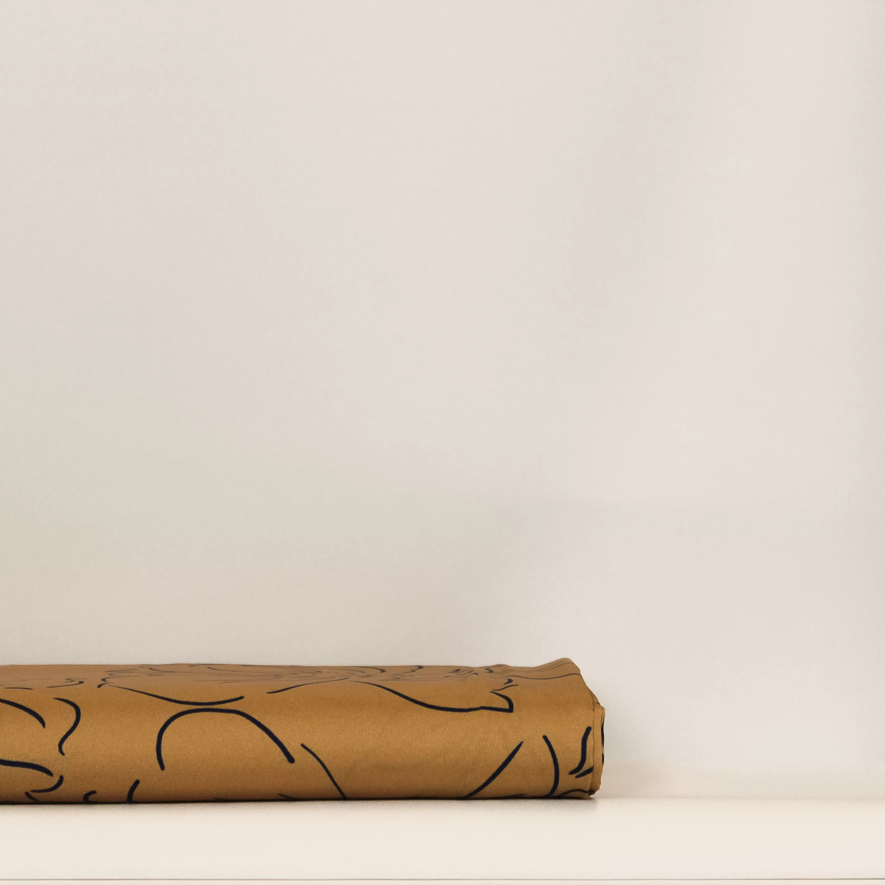 Polyester stretch camel met blauwe bloemen  - Burda