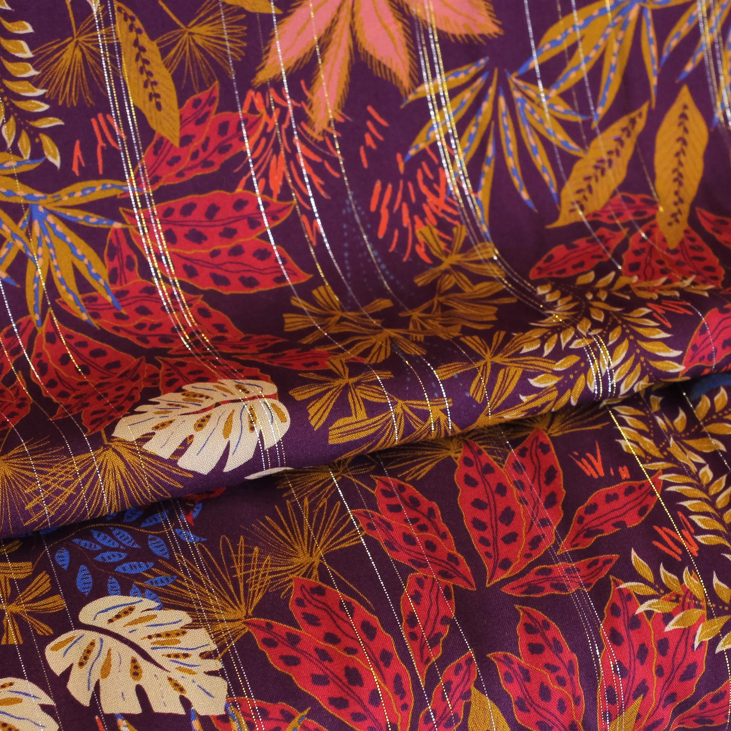 Viscose aubergine met bloemen en streepjes in zilverdraad - Knipmode