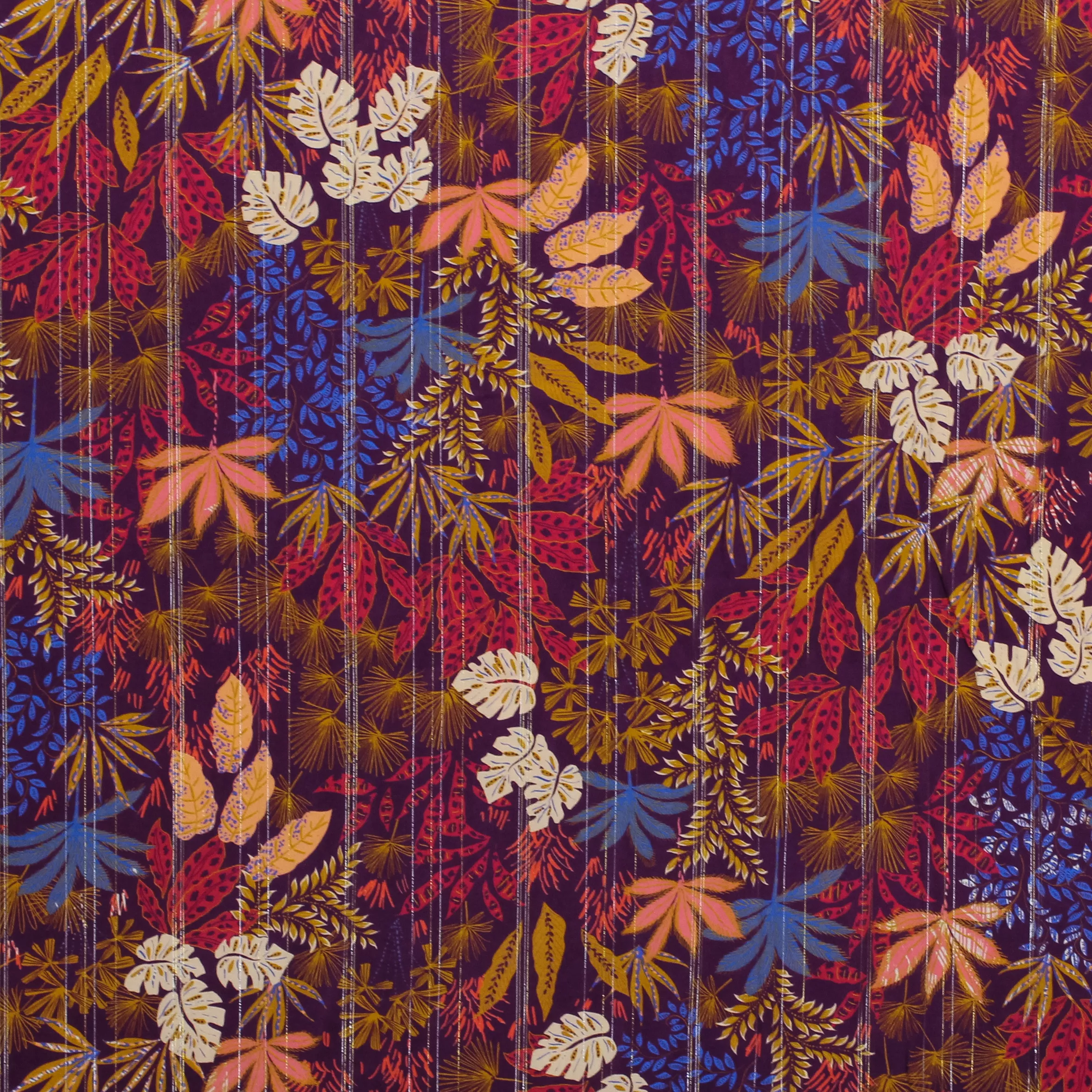Viscose aubergine met bloemen en streepjes in zilverdraad - Knipmode
