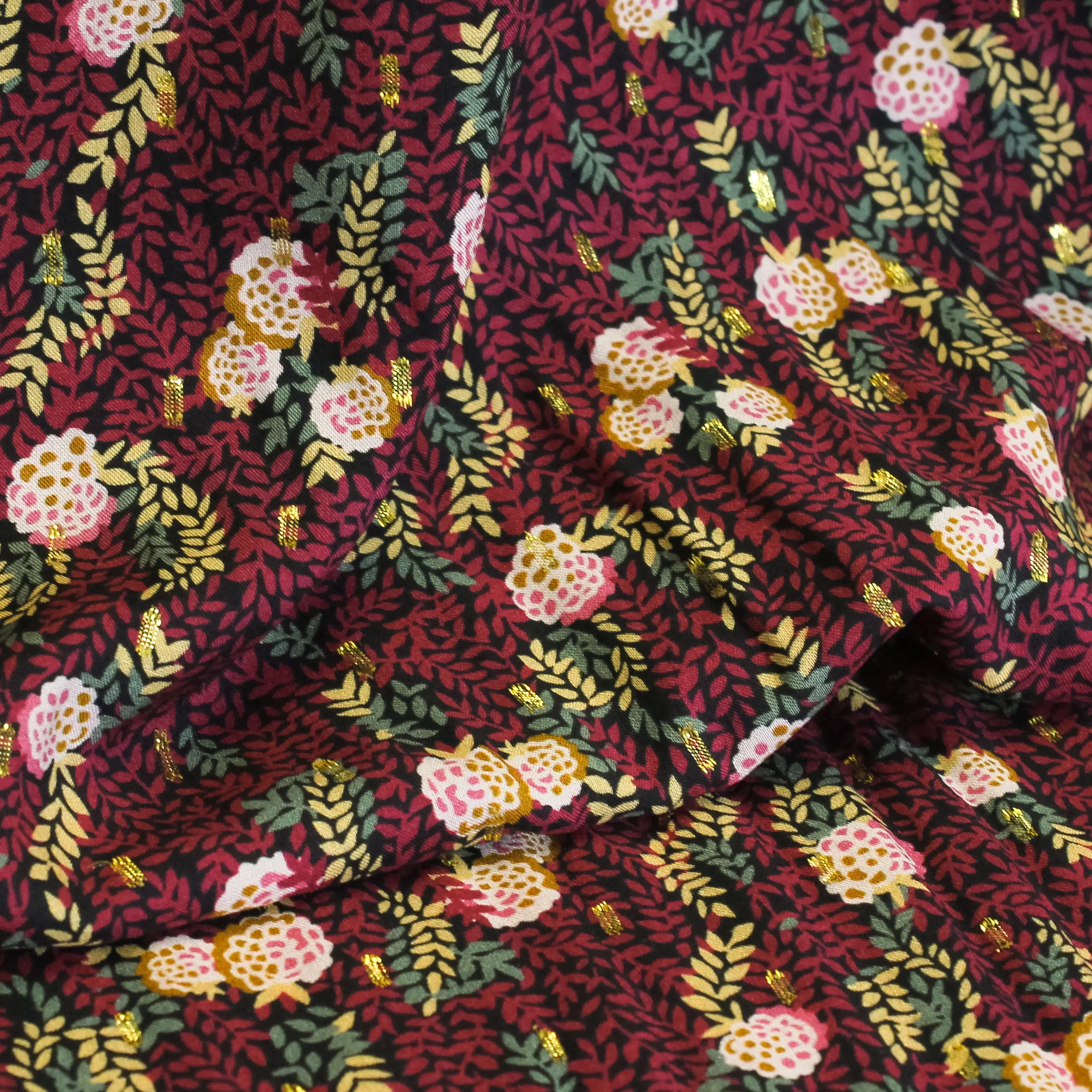 Viscose met bloemen en gouden streepjes - Burda