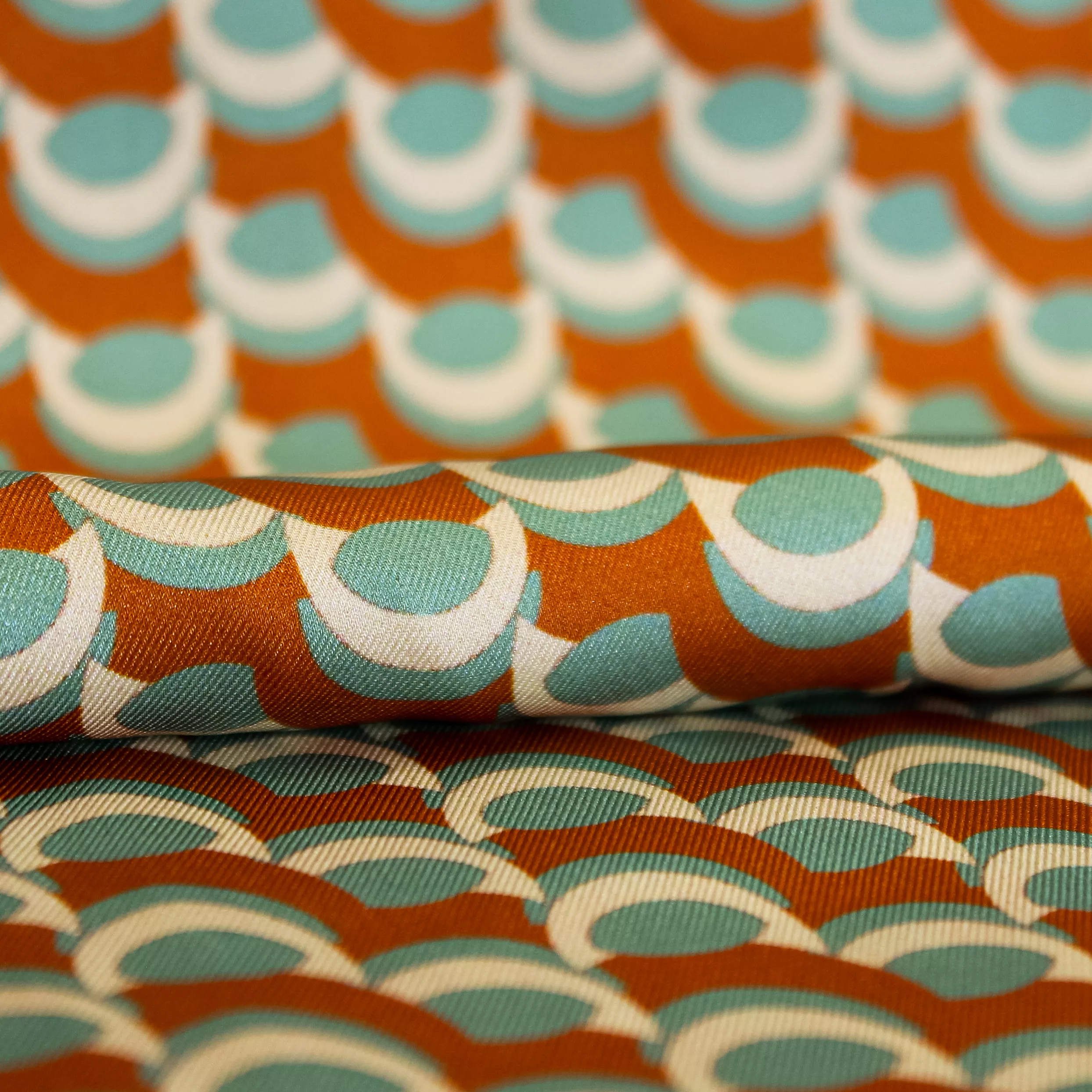 Polyester met retro motief in bruin, turquoise en blauw