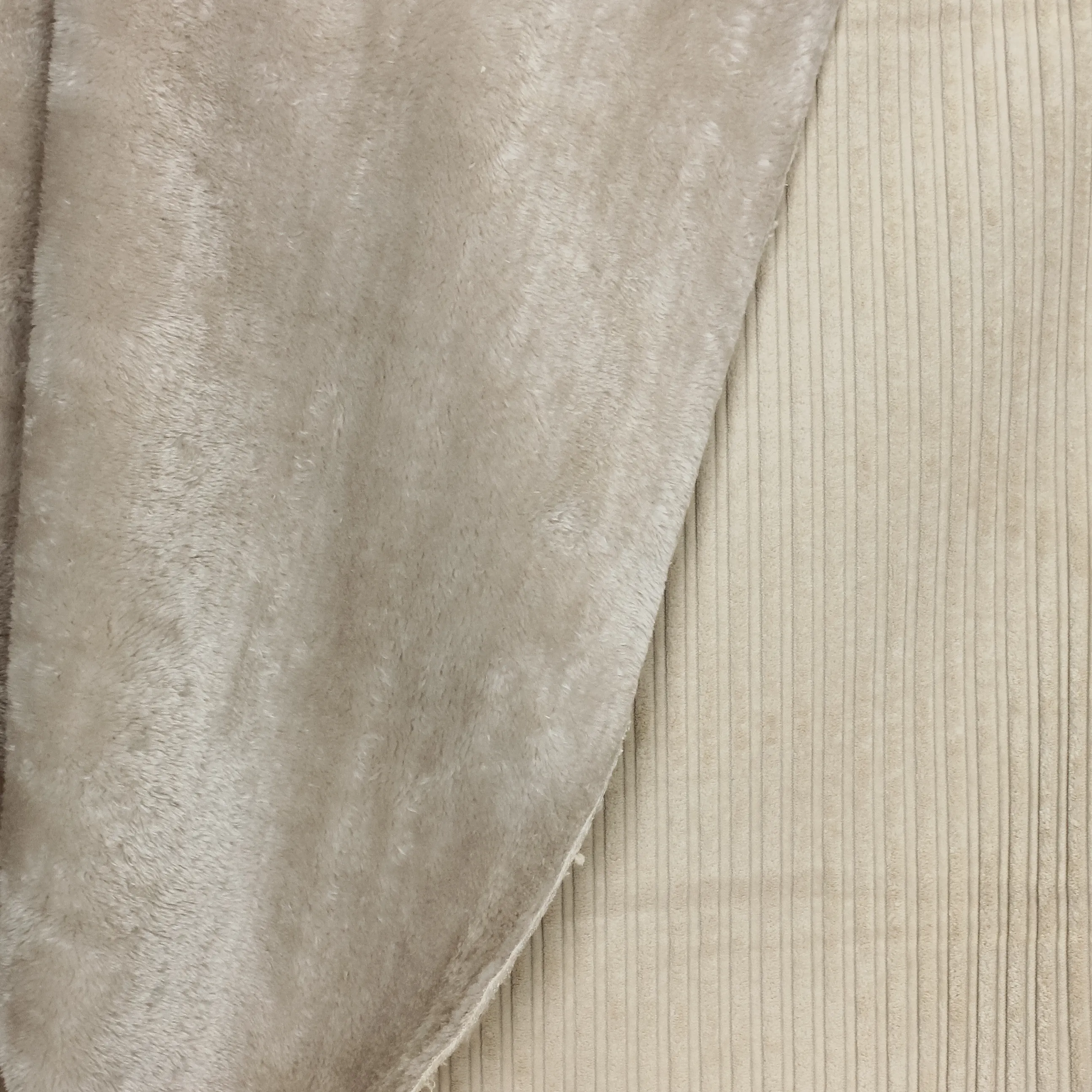 Ribfluweel beige met pels