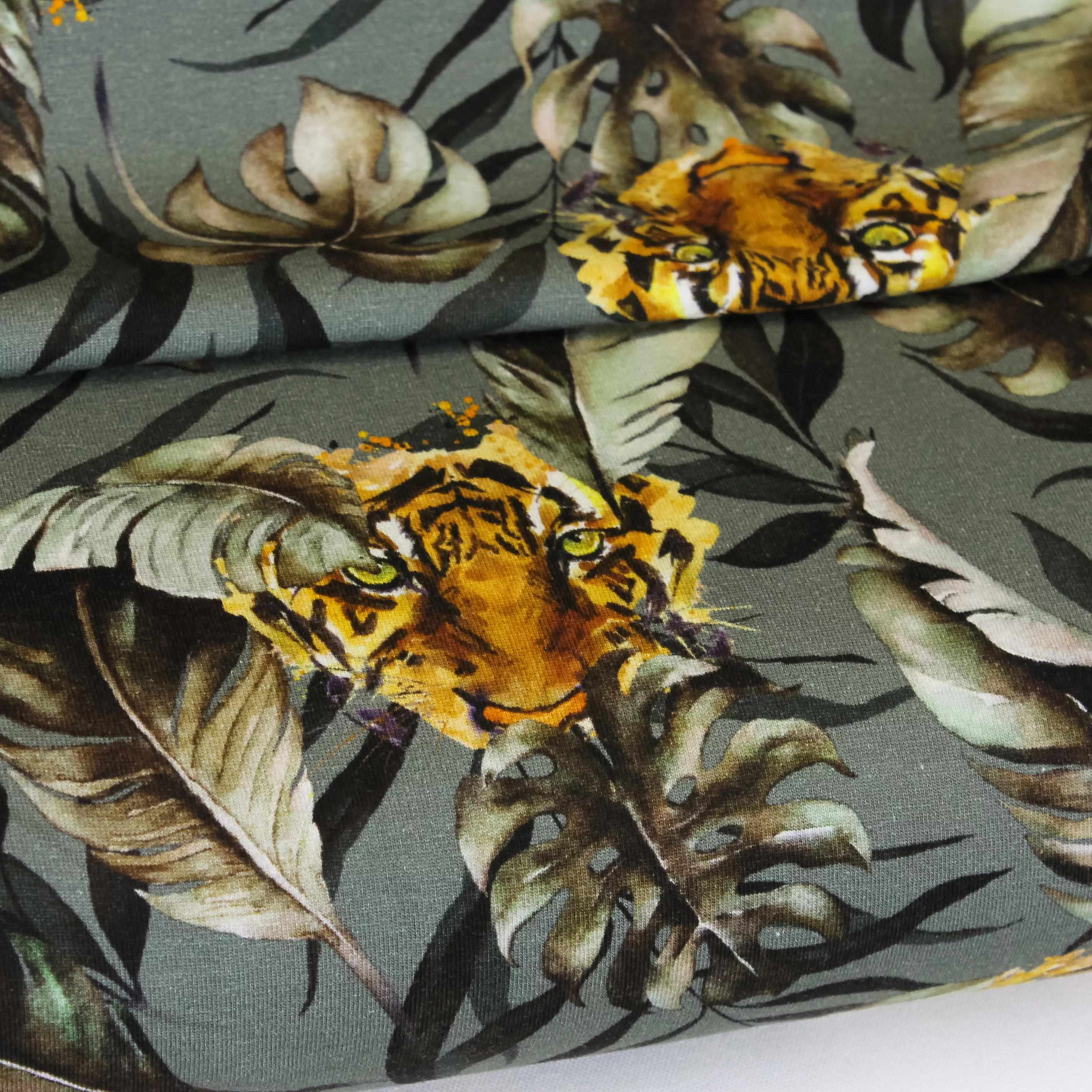 Tricot grijs met tijgerhoofden en planten