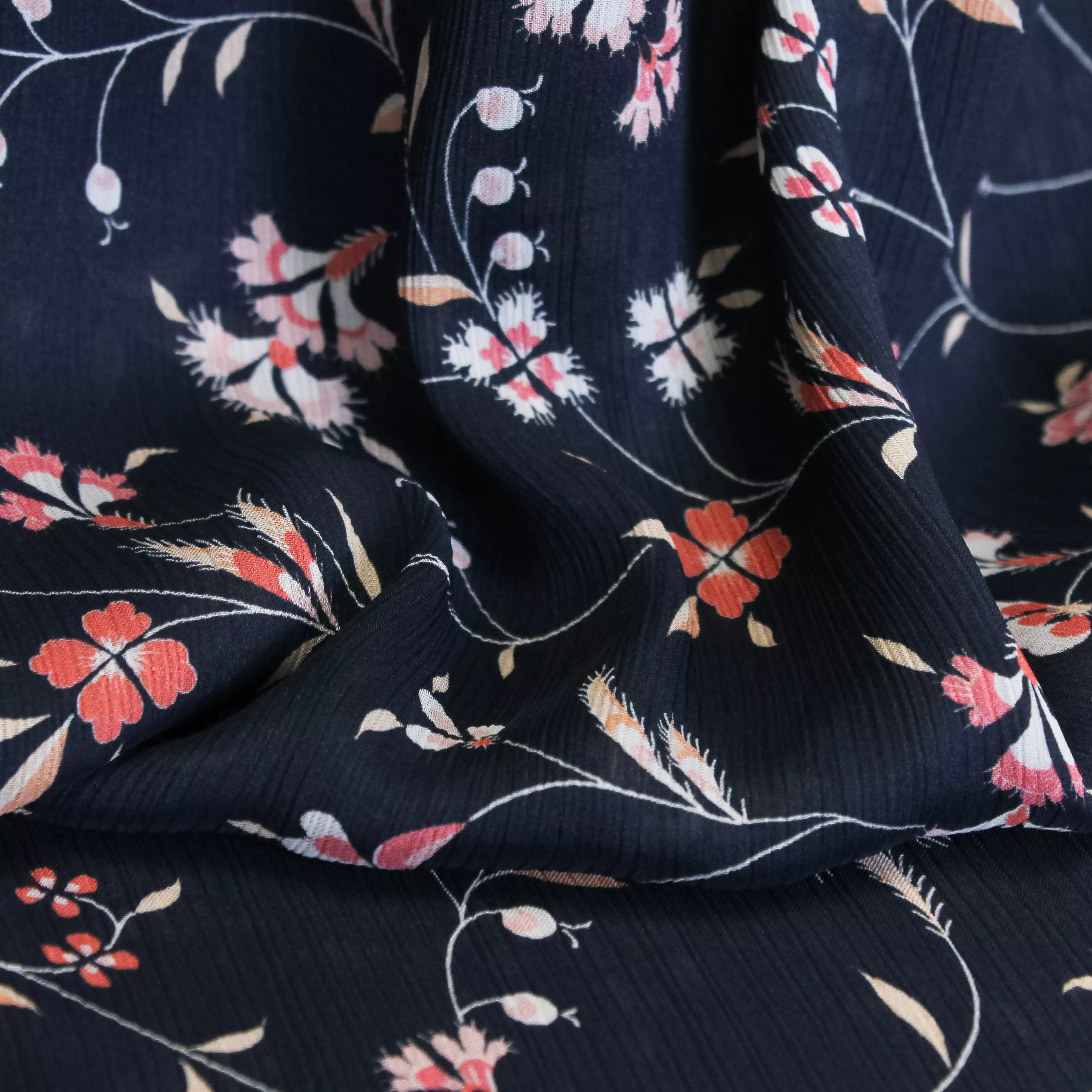 Blauwe polyester voile met bloemen