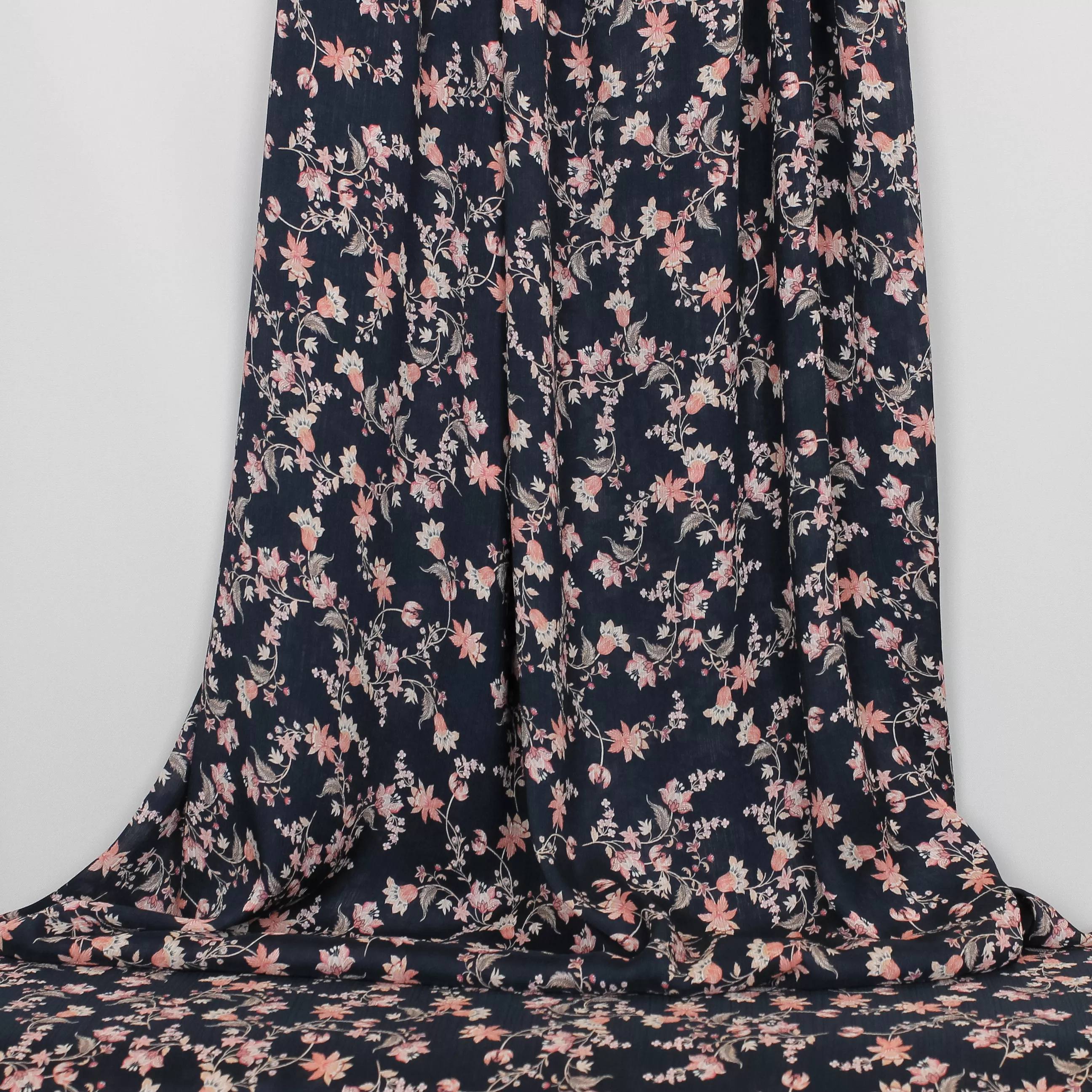 Doorschijnende zwarte polyester voile met roze bloemen
