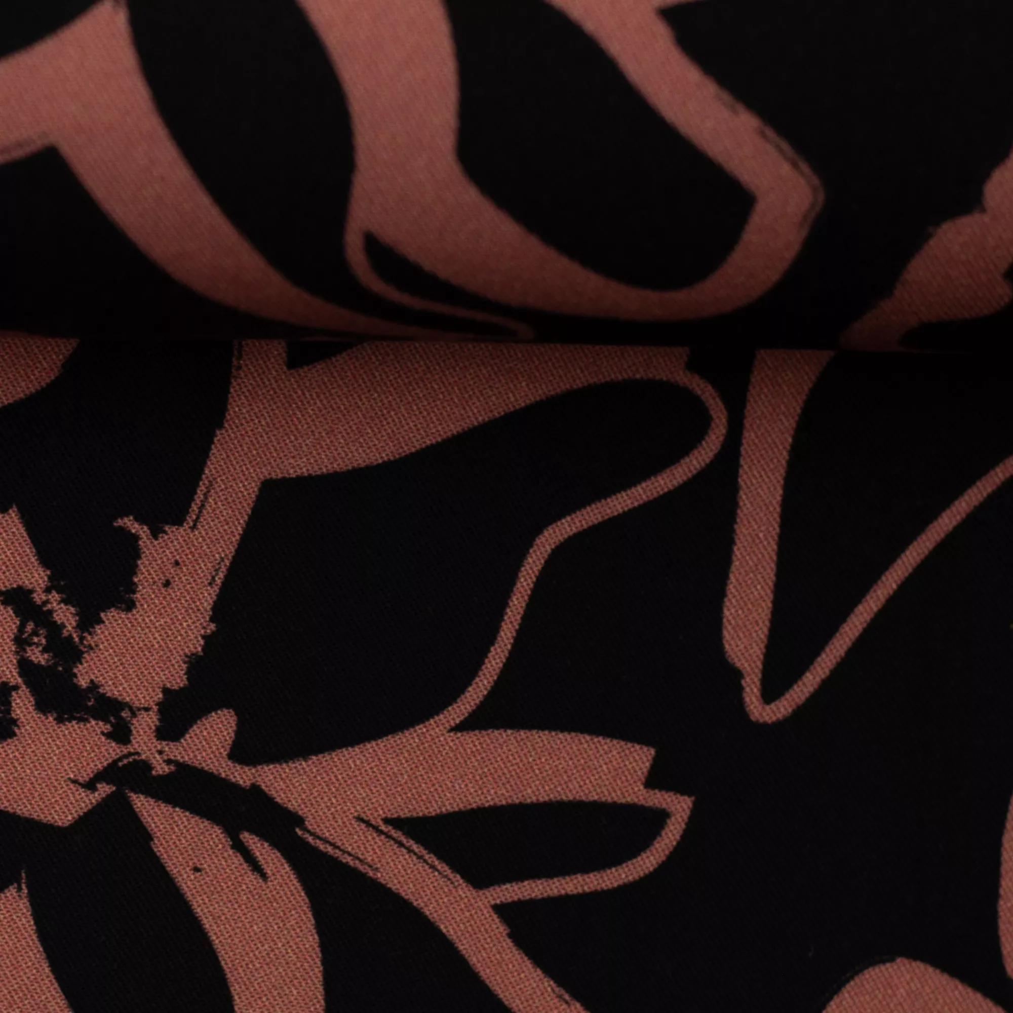 Viscose zwart met roze bloemen Amalia