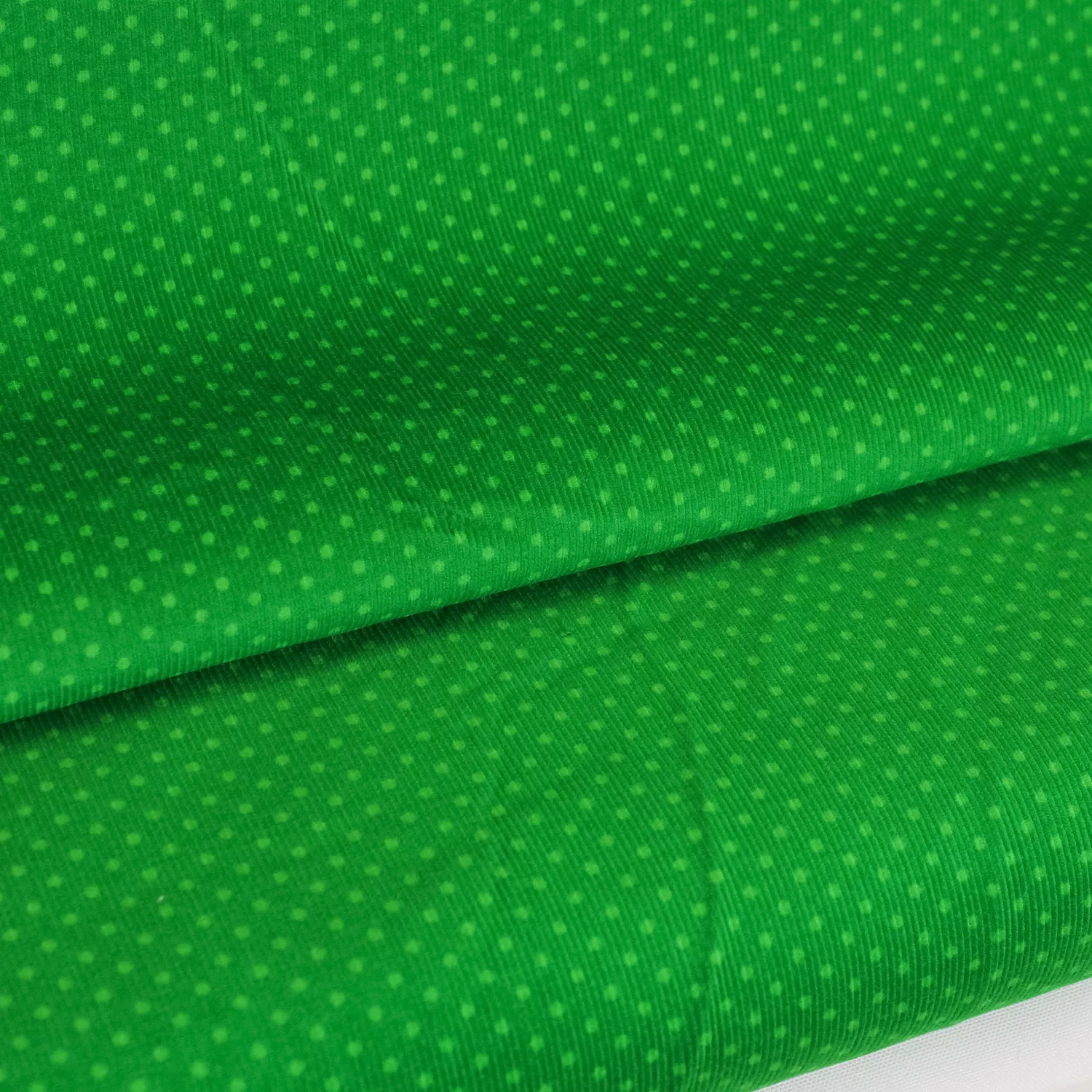 Ribfluweel groen met stippen