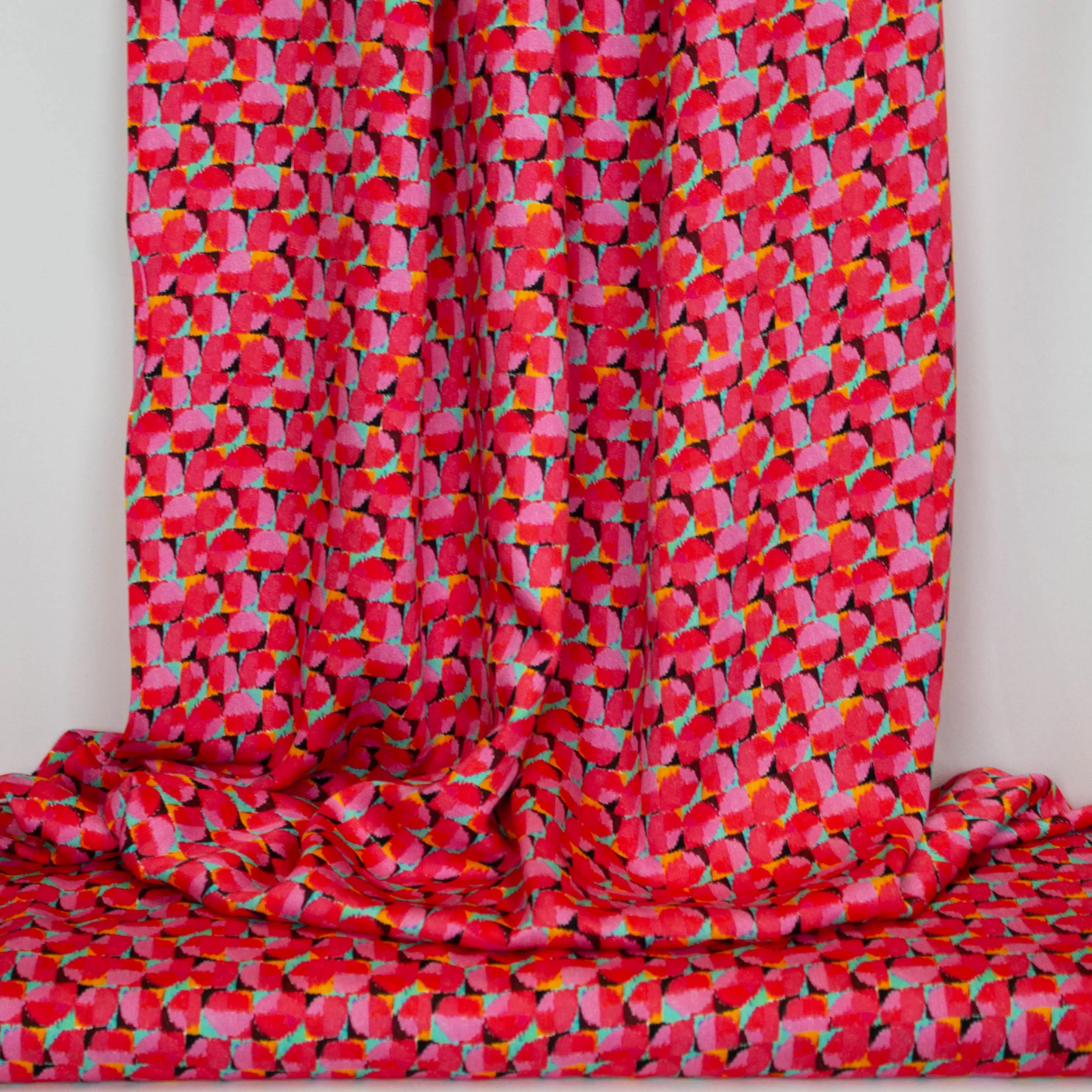 Viscose met rood en roze abstracte print