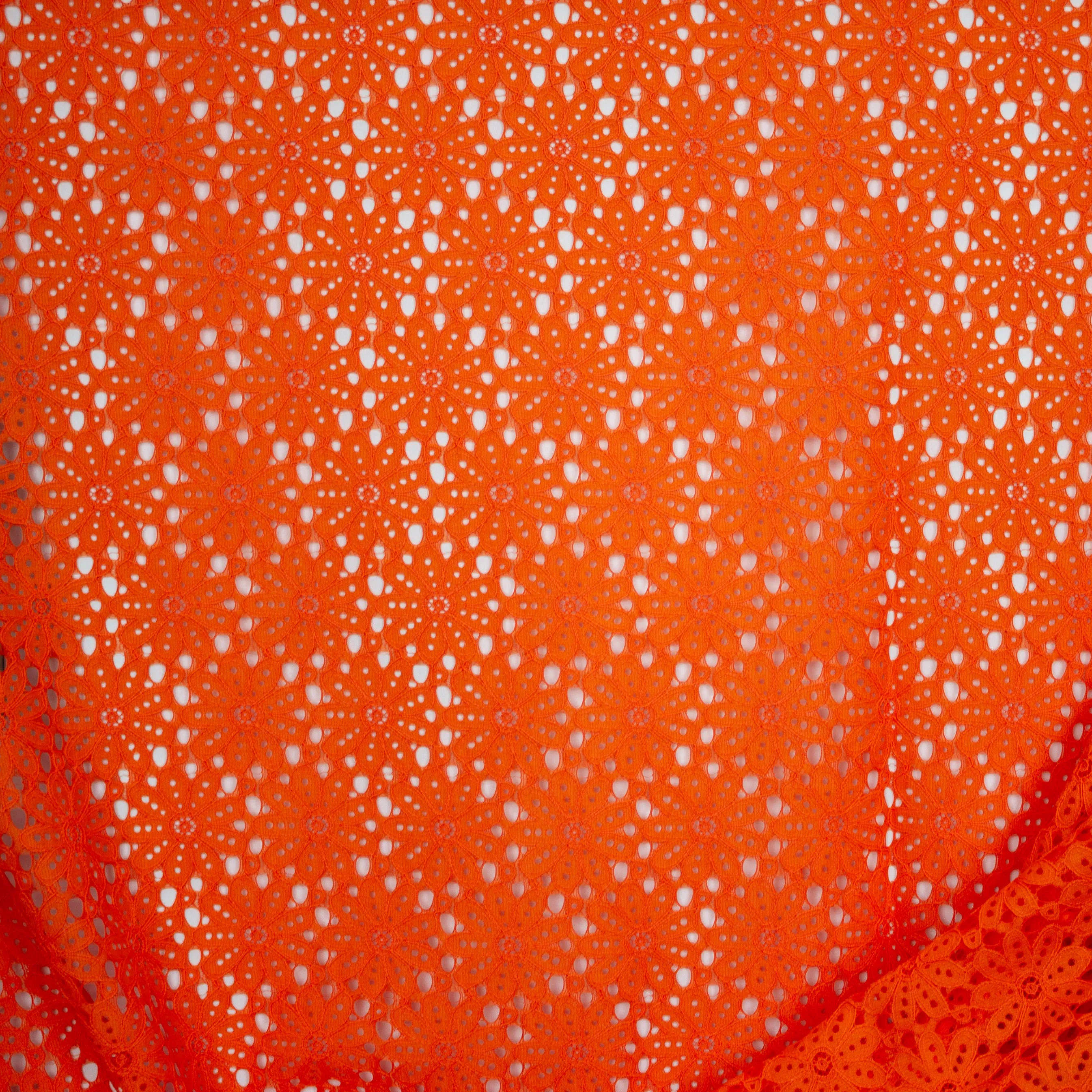 Kant oranje met bloemen