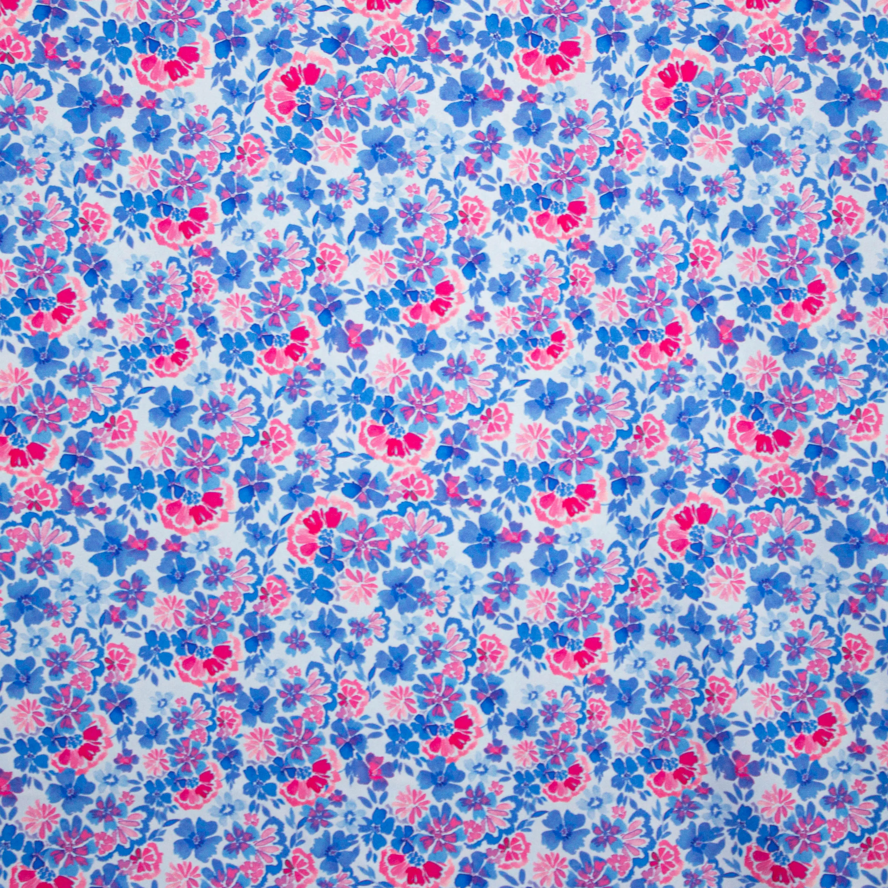 Satijn polyester met blauwe en roze bloemen