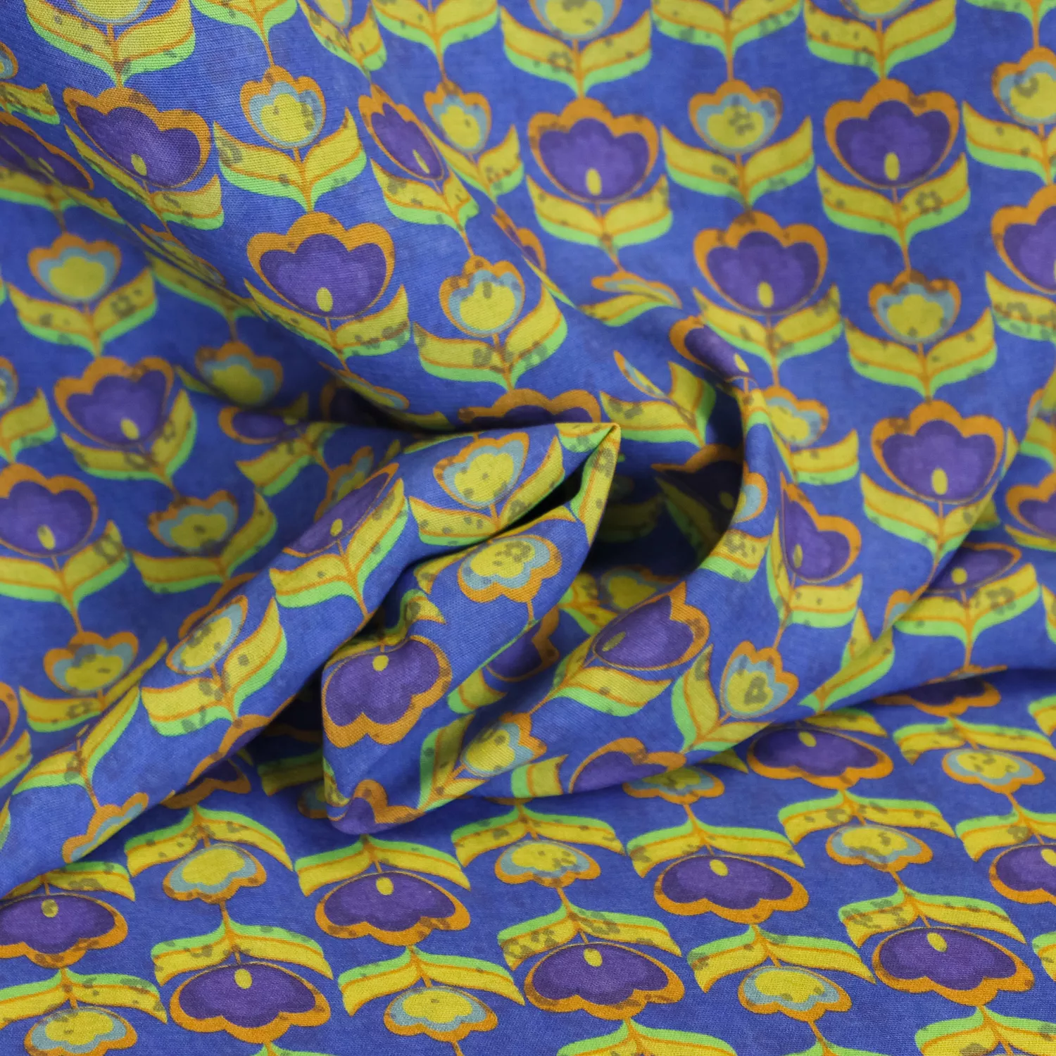 Viscose crêpe blauw met bloemen