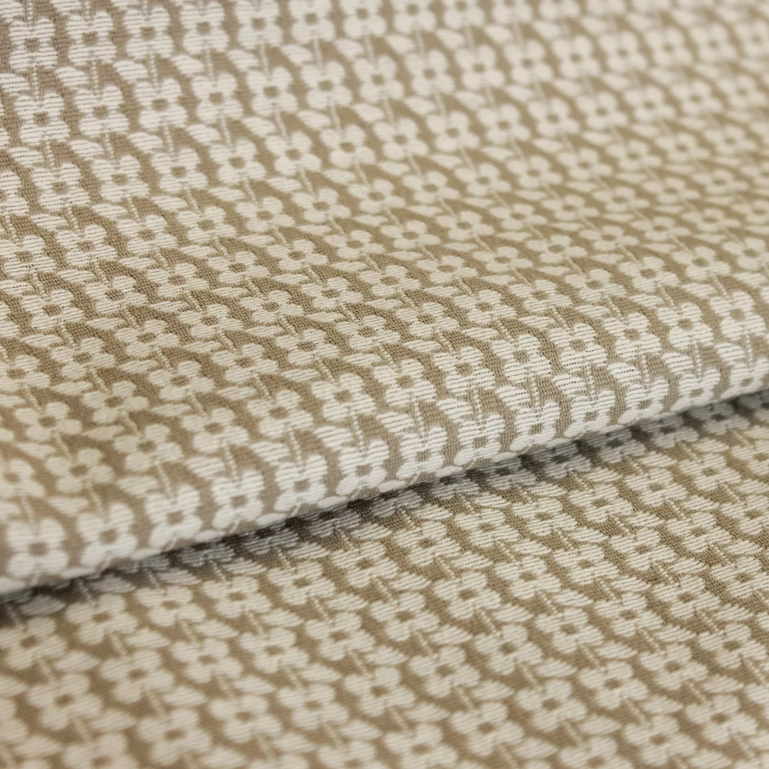 Jacquard beige met witte bloemen