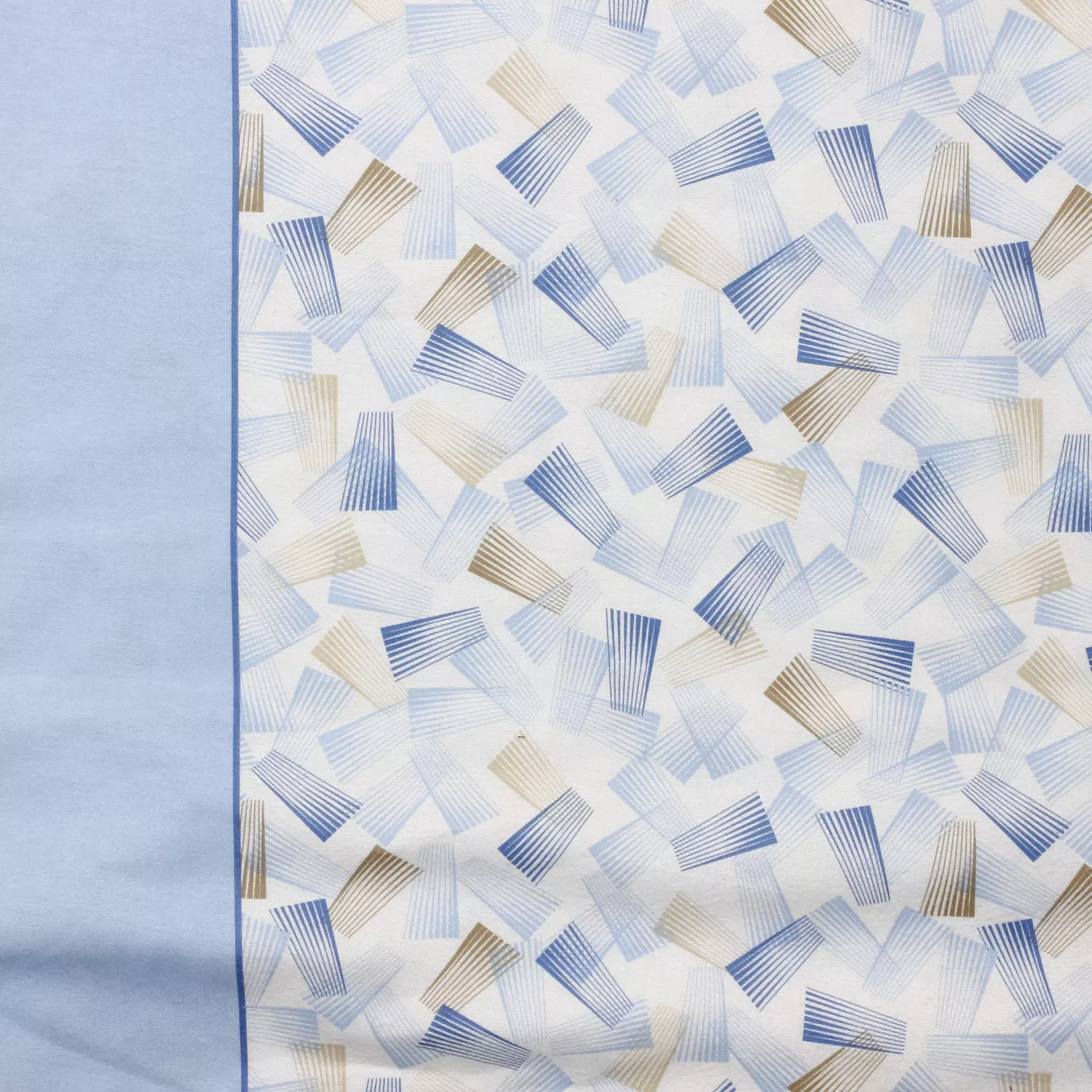 Lakenstof flanel wit met beige en blauw motief
