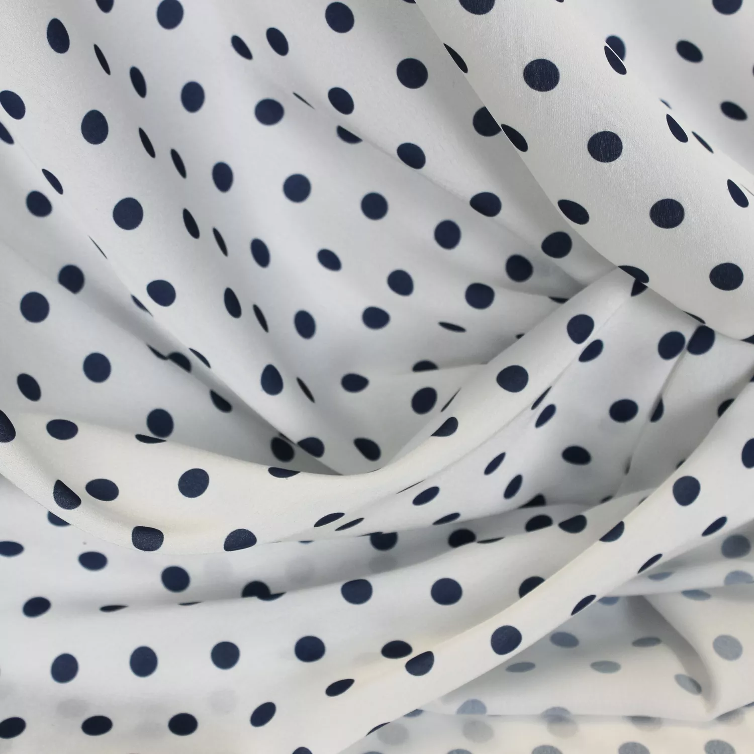 Gesatineerde rekbare polyester wit met blauwe stippen