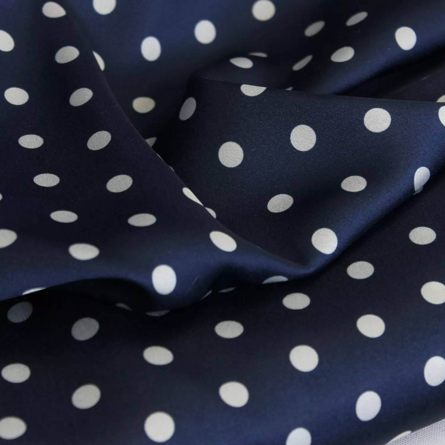 Gesatineerde rekbare polyester blauw met witte stippen