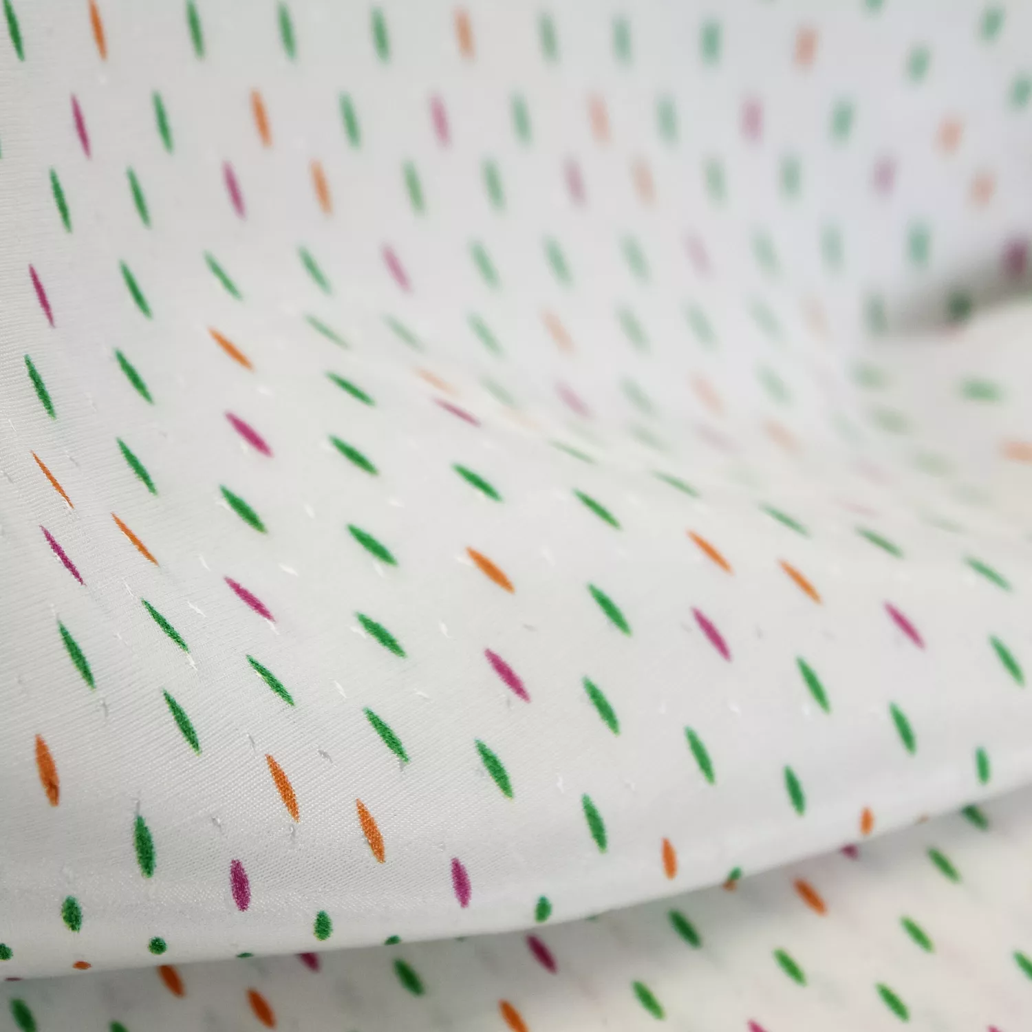 Gesatineerde viscose wit met streepjes - Burda