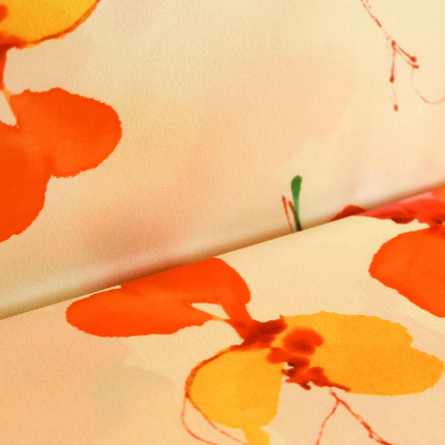 Polyester satijn beige met oranje/fuchsia bloemen
