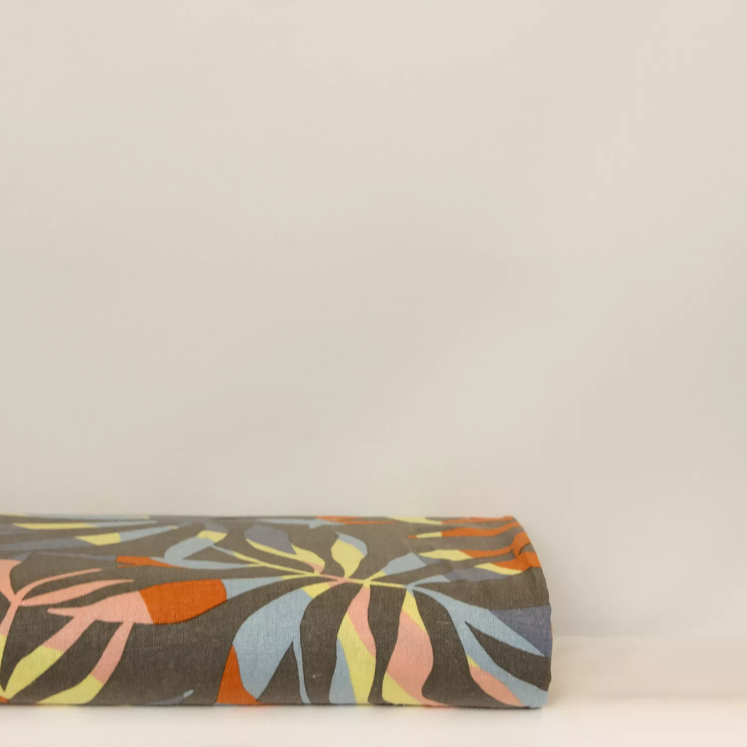 Viscose linnen grijs met lichtgekleurde bladeren