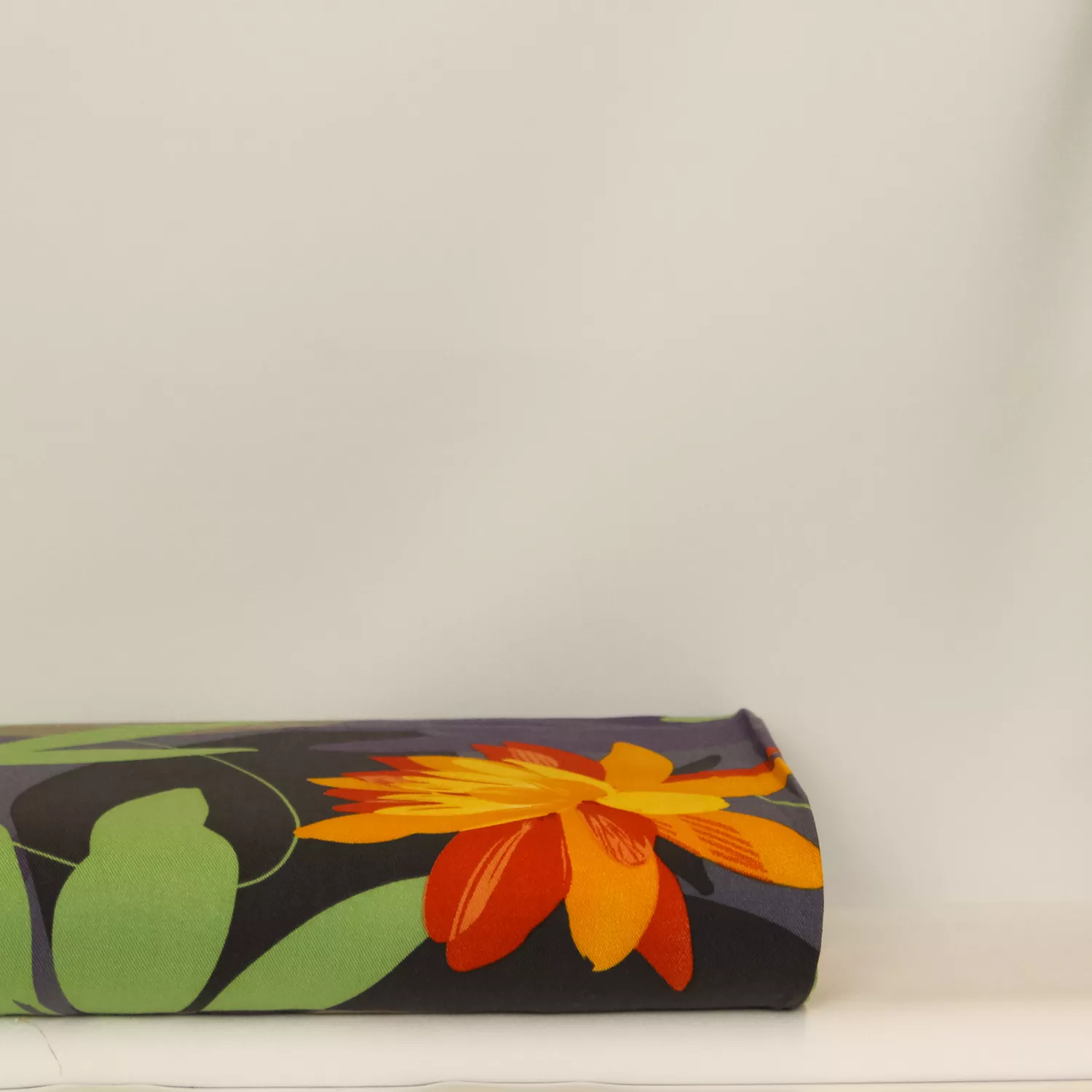 Viscose paars met oranje/rode bloemen