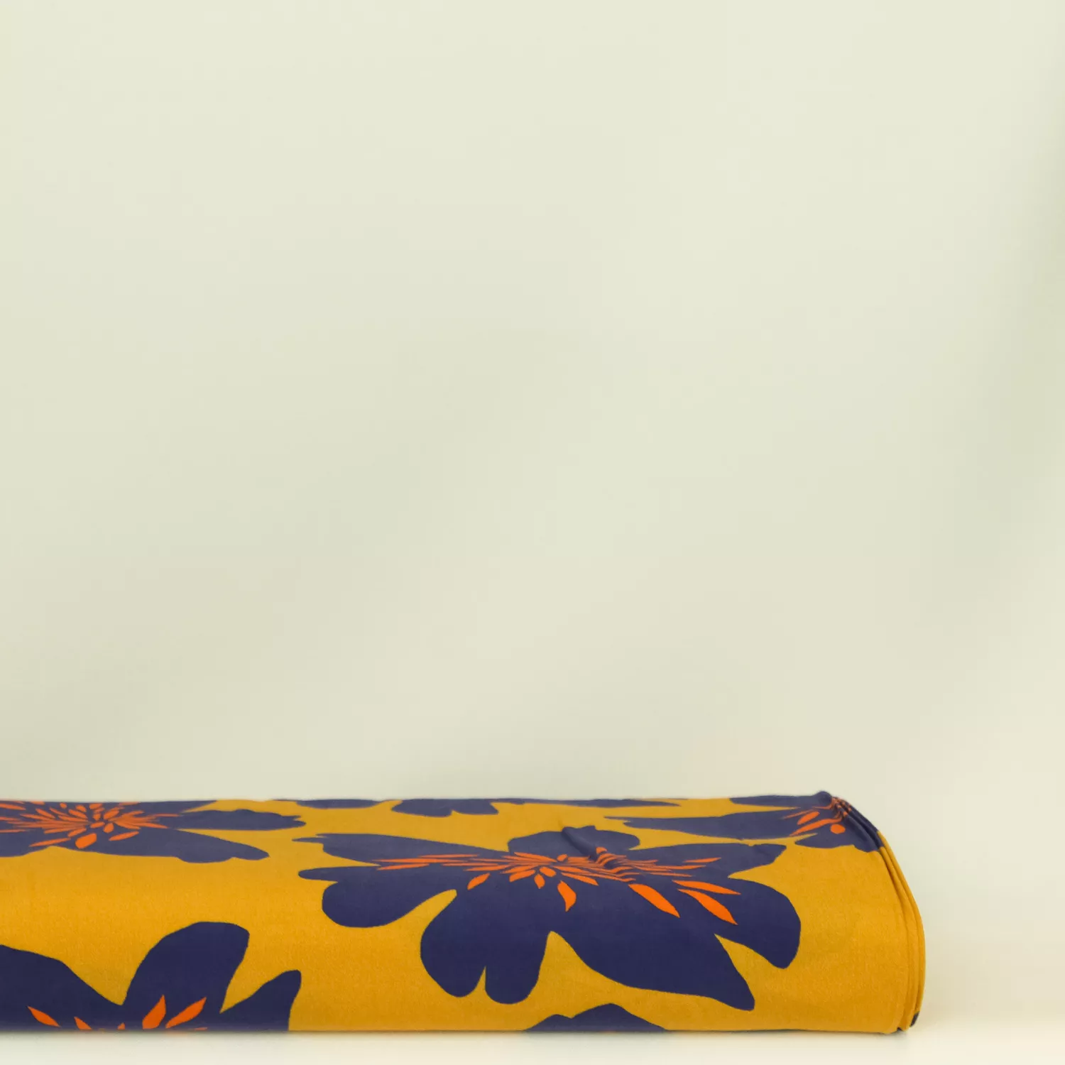 Katoen mosterd met blauwe bloemen