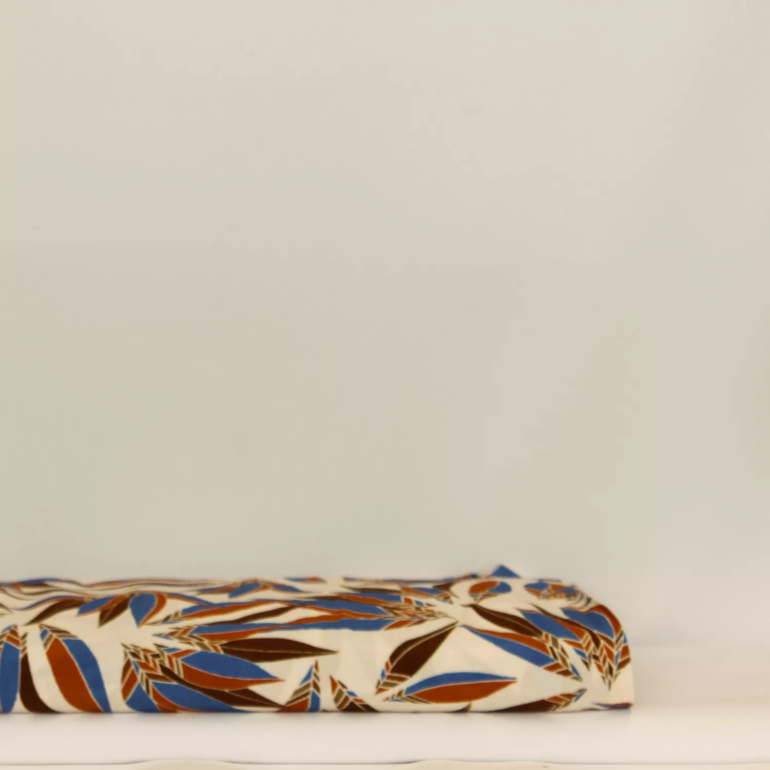 Viscose wit met indianen veren -  Knipmode