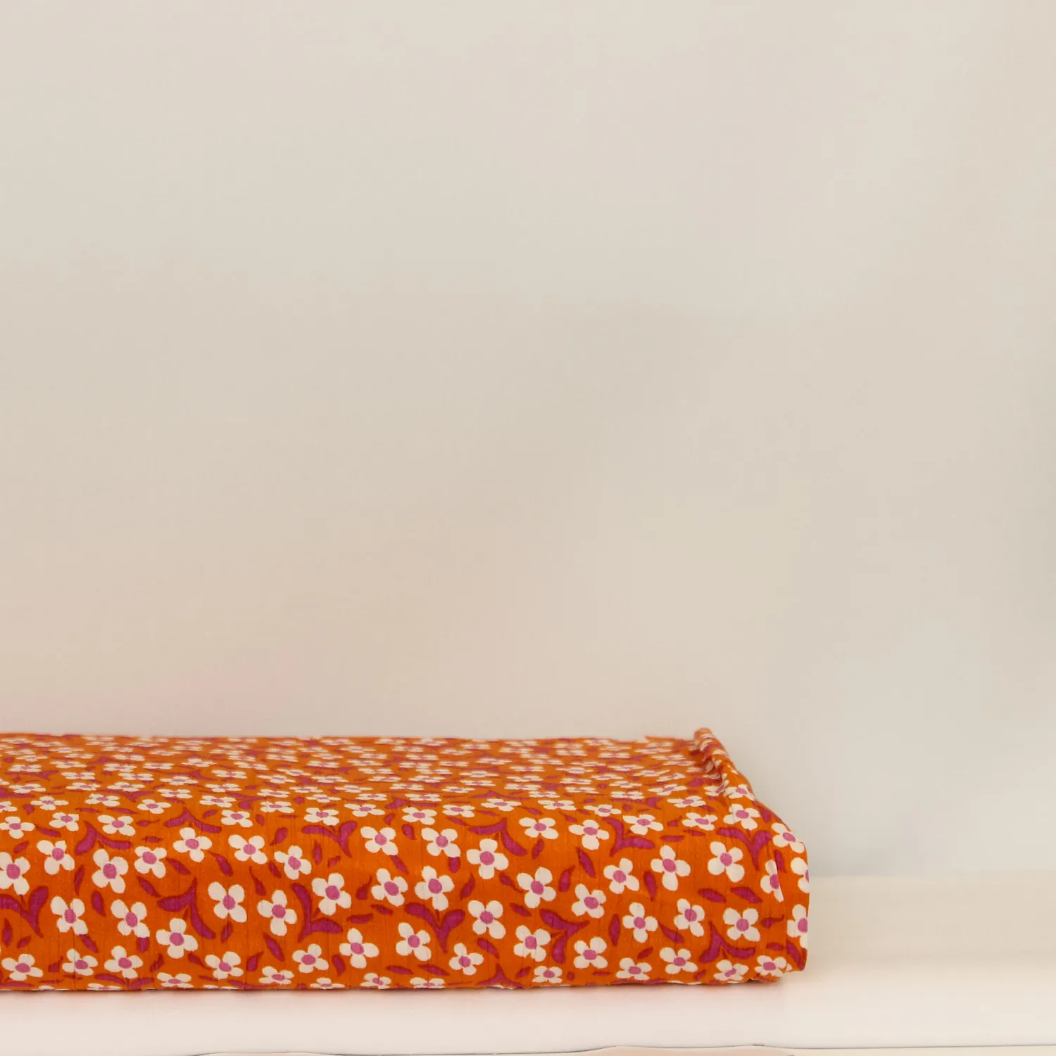 Viscose crêpe oranje met kleine witte bloemetjes  - Knipmode