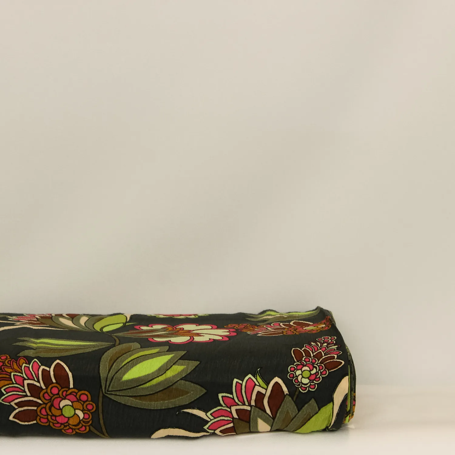 Viscose crêpe donkergroen met bloemen  - Knipmode -