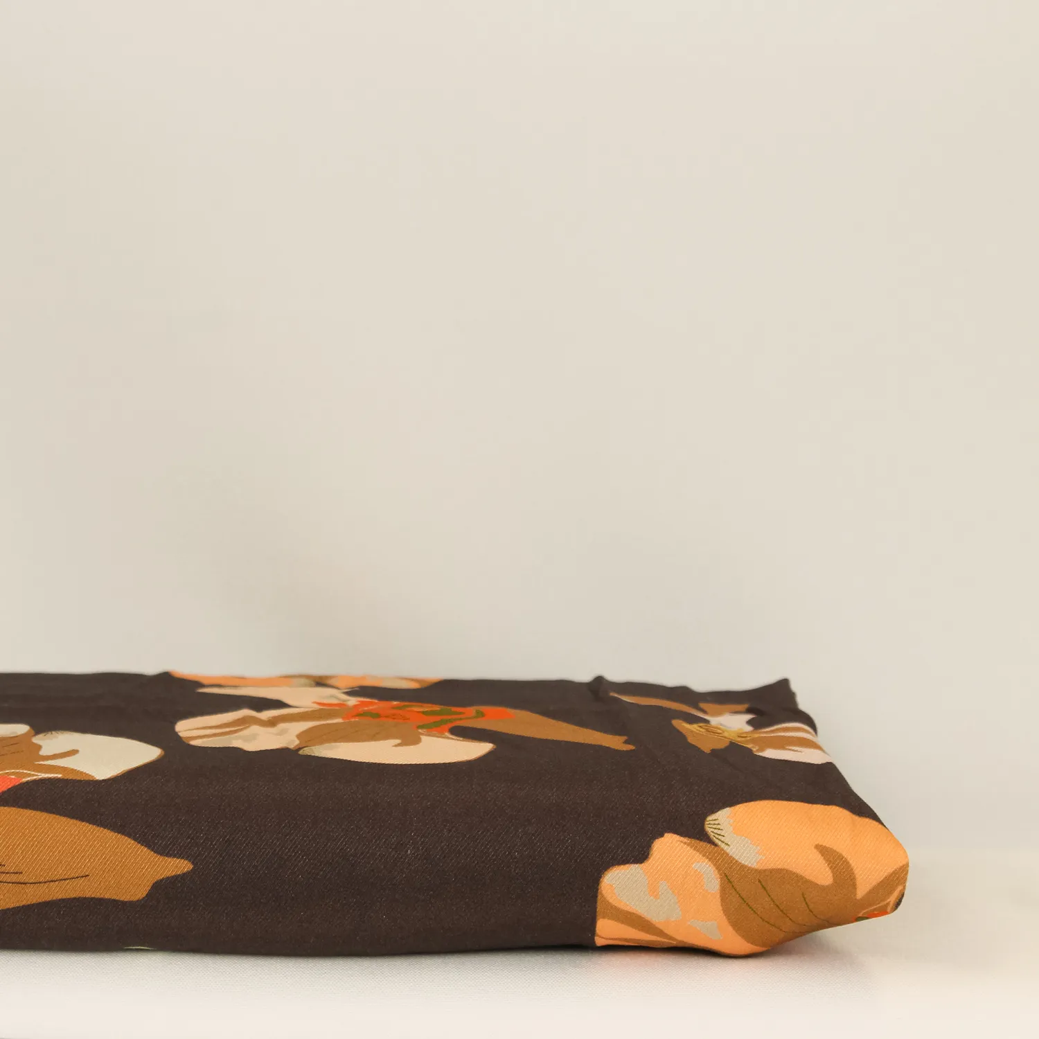 Viscose bruin met orchideeën -  Knipmode